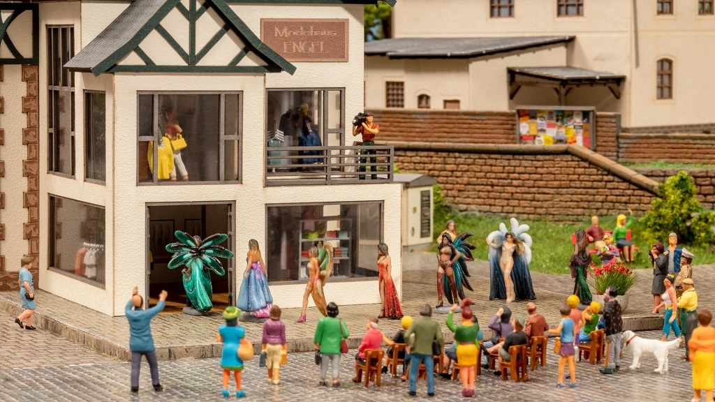 Noch 16241 HO scale Themed Figures Set "Fashion Shop"