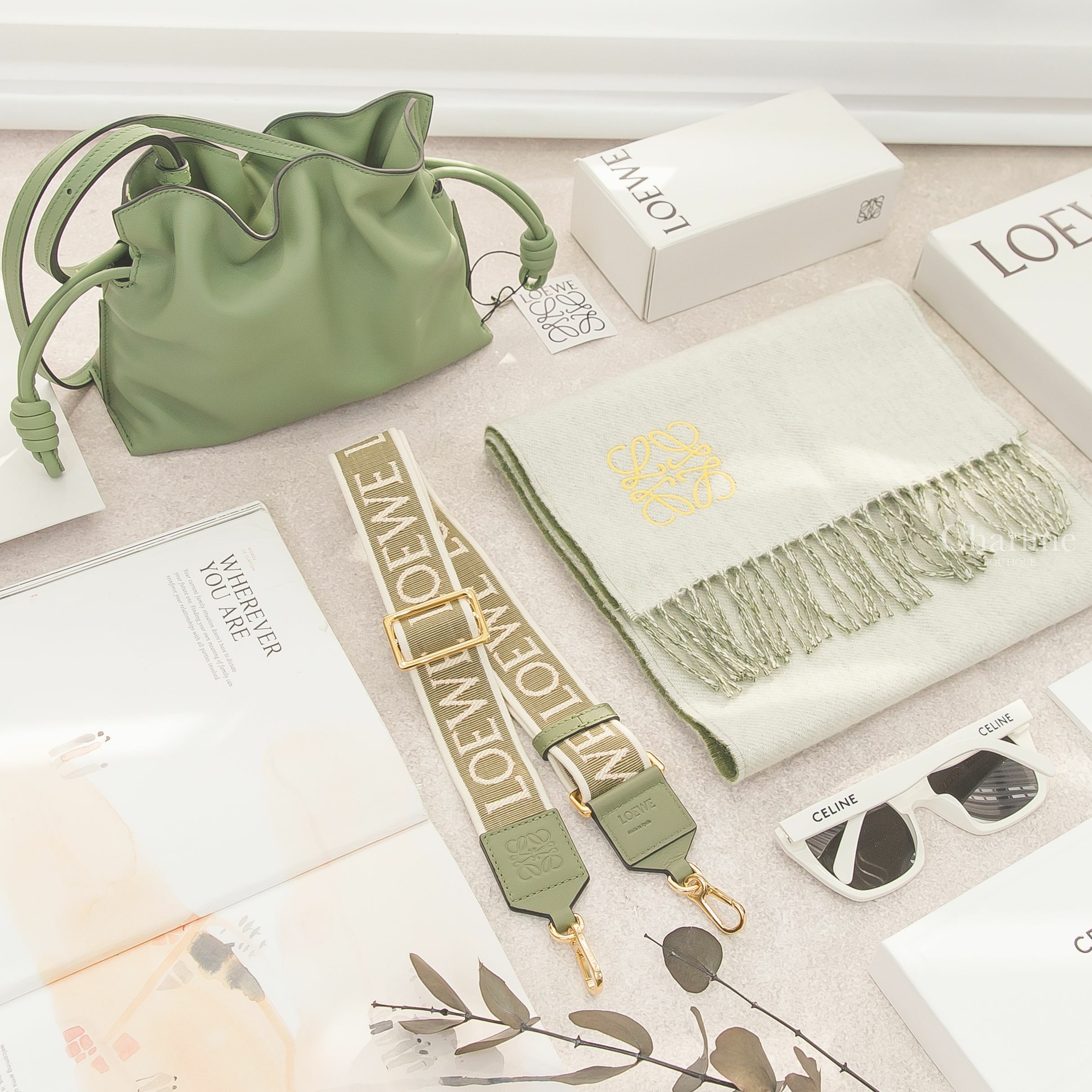 Loewe 迷迭香綠小牛皮迷你束口肩背手拿包,米色/卡其綠刺繡Logo雙面喀什米爾混羊毛流蘇圍巾,綠色帆布白色刺繡字母提花牛油果綠小牛皮金釦寬版背帶,Celine 白色黑字貓眼形狀太陽眼鏡-Charline Boutique 精品代購