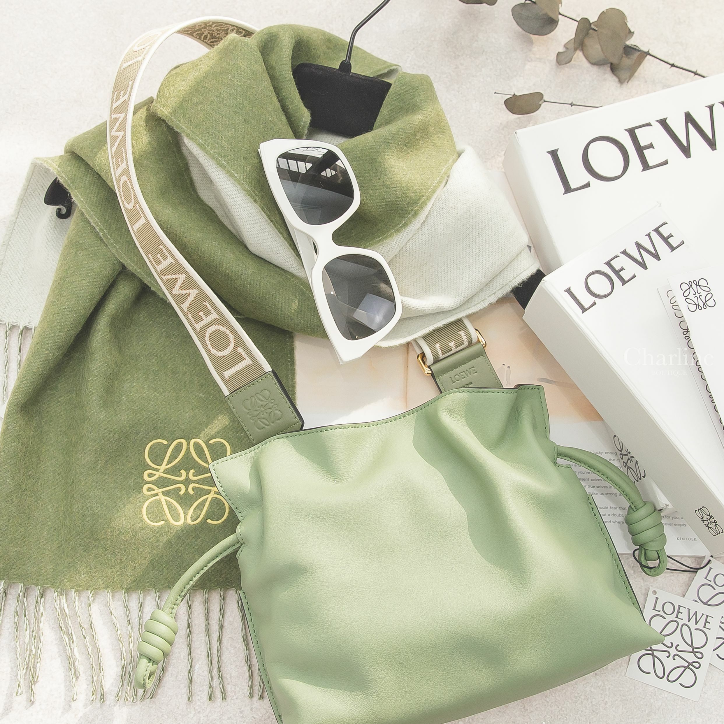 Loewe 迷迭香綠小牛皮迷你束口肩背手拿包,米色/卡其綠刺繡Logo雙面喀什米爾混羊毛流蘇圍巾,綠色帆布白色刺繡字母提花牛油果綠小牛皮金釦寬版背帶,Celine 白色黑字貓眼形狀太陽眼鏡-Charline Boutique 精品代購