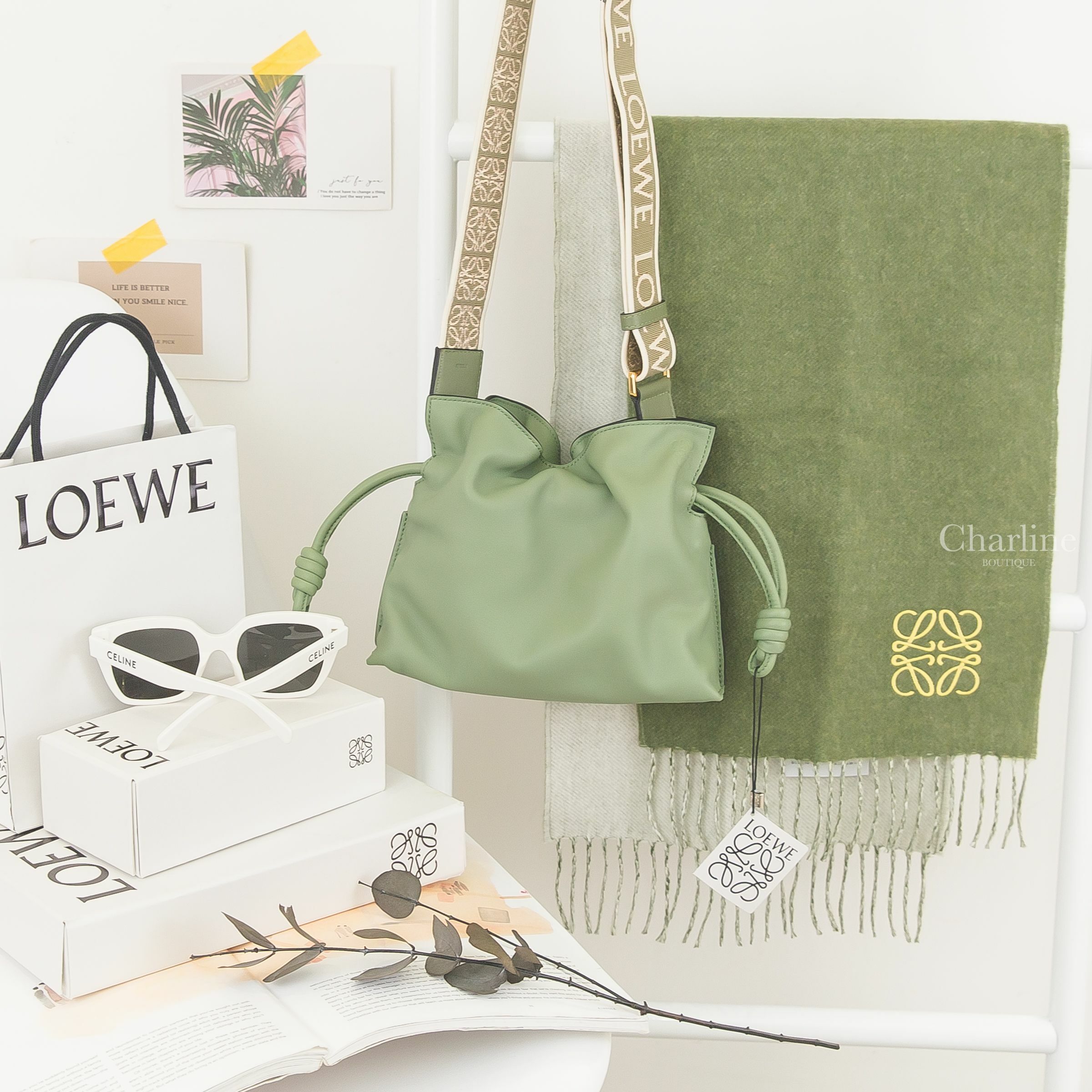 Loewe 迷迭香綠小牛皮迷你束口肩背手拿包,米色/卡其綠刺繡Logo雙面喀什米爾混羊毛流蘇圍巾,綠色帆布白色刺繡字母提花牛油果綠小牛皮金釦寬版背帶,Celine 白色黑字貓眼形狀太陽眼鏡-Charline Boutique 精品代購