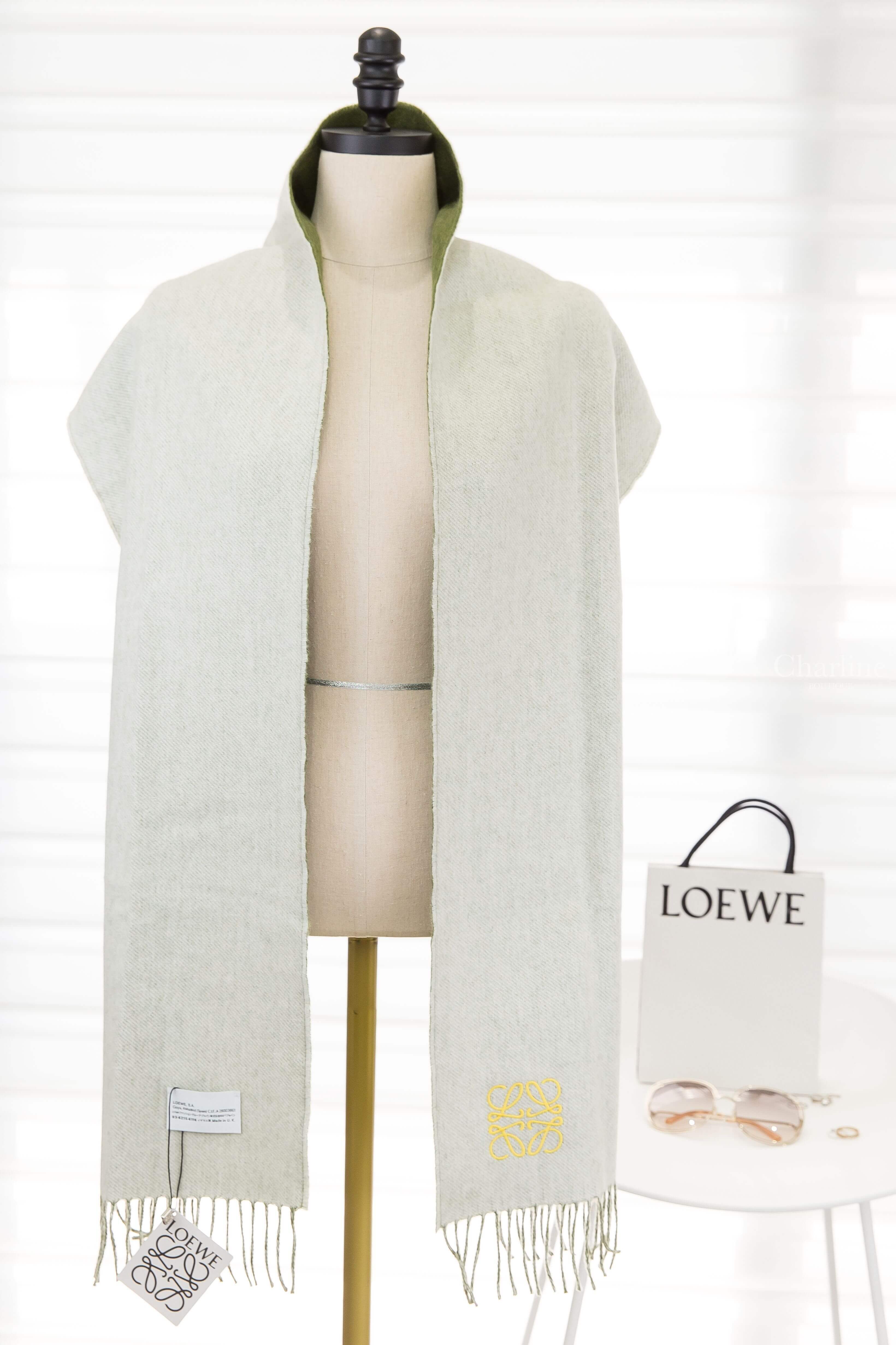 Loewe Bicolour Scarf In Wool And Cashmere 米色/卡其綠刺繡Logo雙面喀什米爾混羊毛流蘇圍巾-Charline Boutique 精品代購