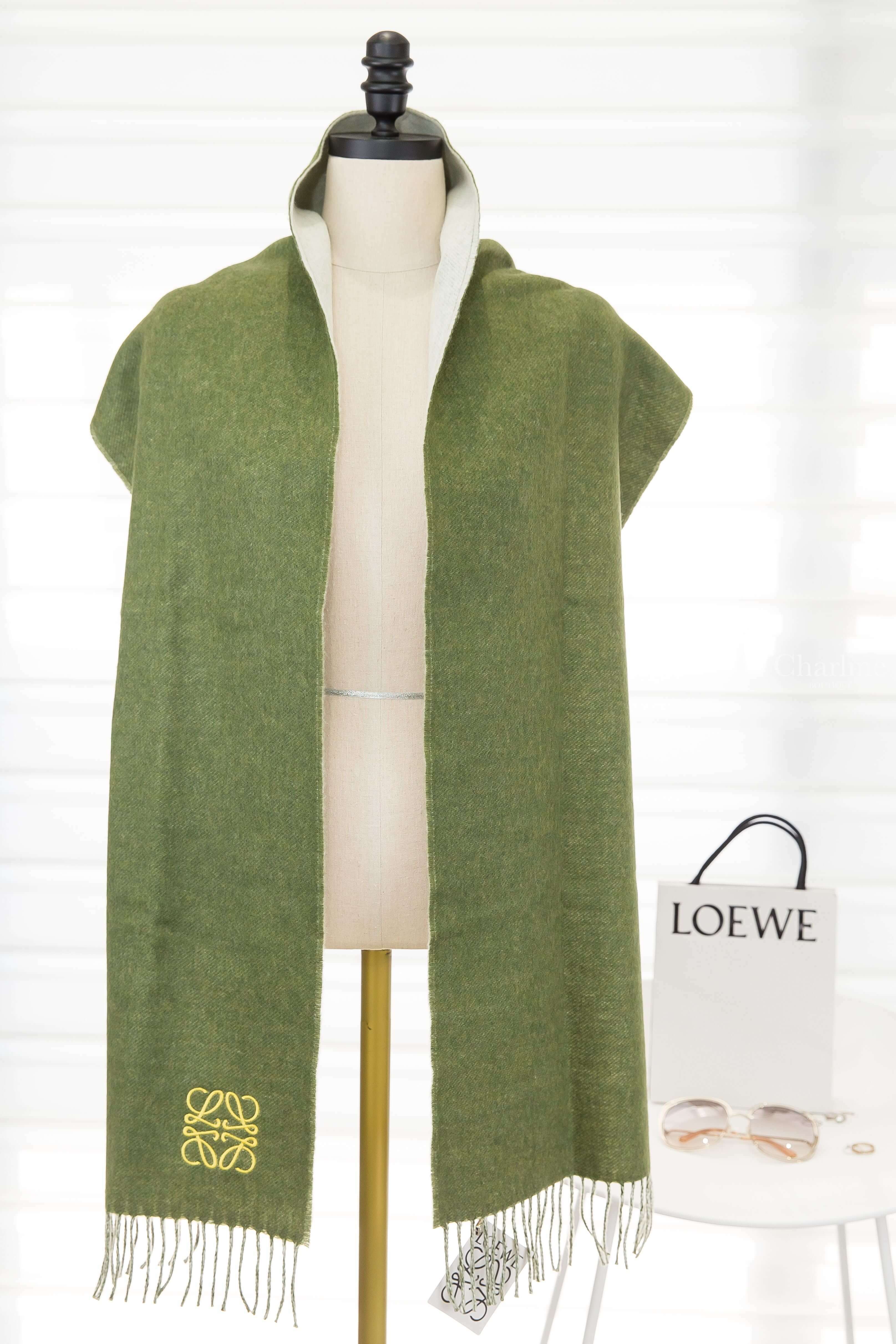 Loewe Bicolour Scarf In Wool And Cashmere 米色/卡其綠刺繡Logo雙面喀什米爾混羊毛流蘇圍巾-Charline Boutique 精品代購