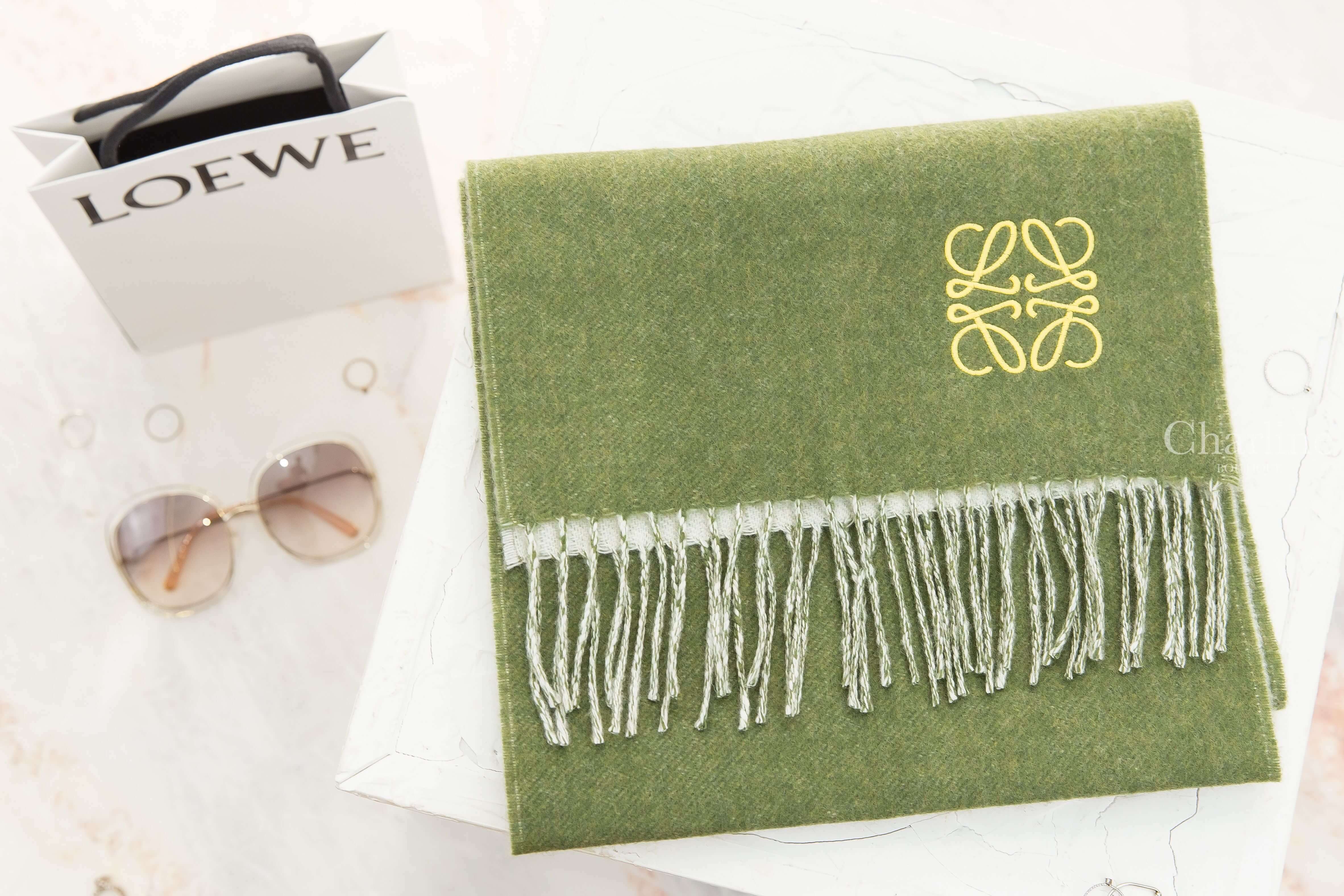Loewe Bicolour Scarf In Wool And Cashmere 米色/卡其綠刺繡Logo雙面喀什米爾混羊毛流蘇圍巾-Charline Boutique 精品代購