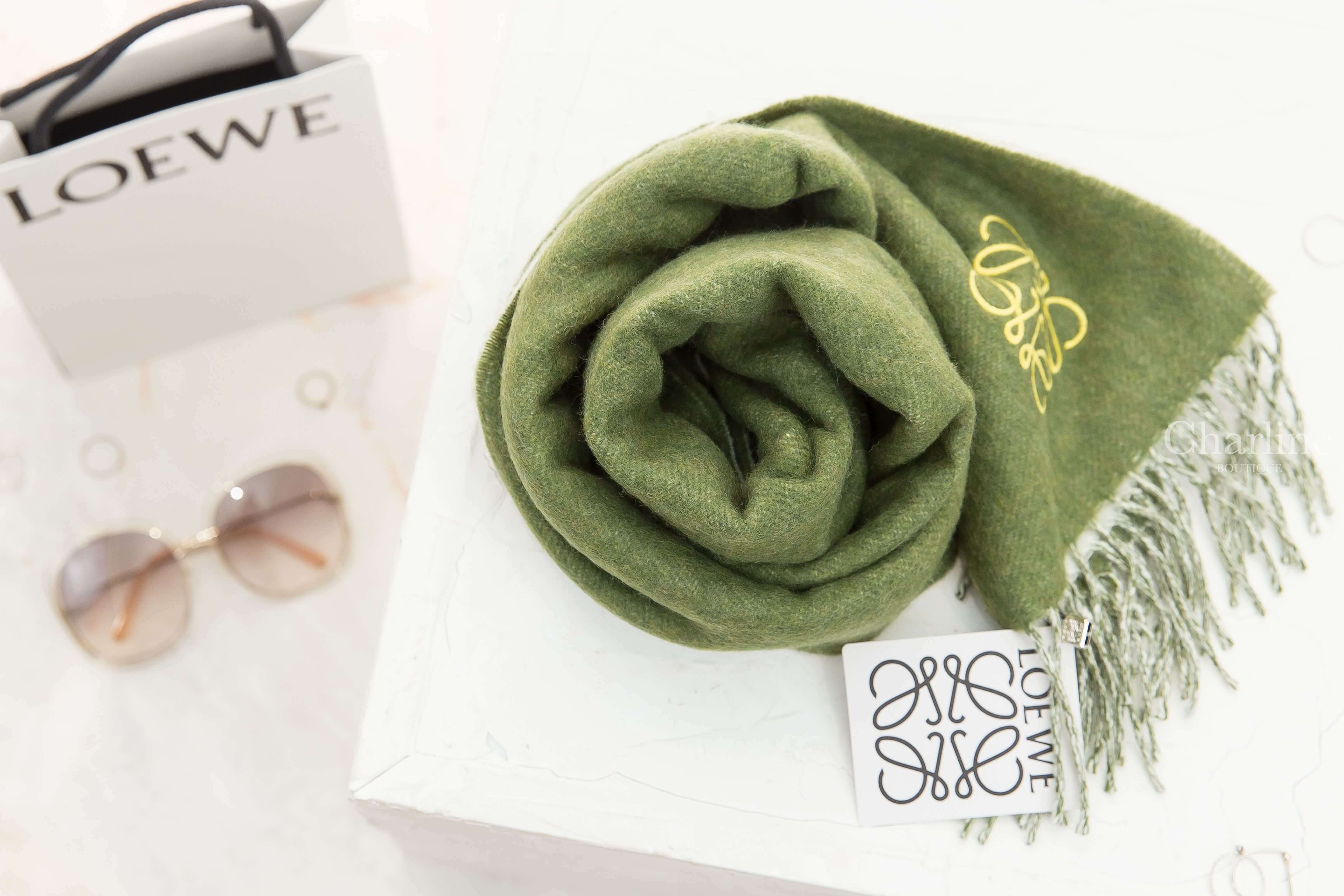 Loewe Bicolour Scarf In Wool And Cashmere 米色/卡其綠刺繡Logo雙面喀什米爾混羊毛流蘇圍巾-Charline Boutique 精品代購