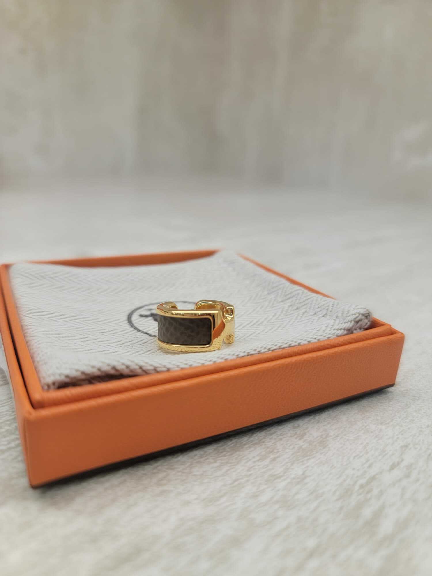 Hermes 耳骨夾大象灰金  olympe Etoupe gold ear cuff