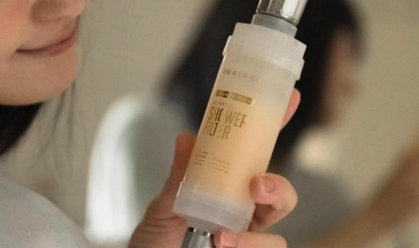 拿著安裝膠原蛋白沐浴器的蓮蓬頭展示｜逗 DOLL SPA RW膠原蛋白沐浴器