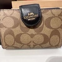 [S] COACH C0082 SIGNATURE MEDIUM CORNER ZIP,IM/KHAKI/BLACK, 195031163616 (SCO192)