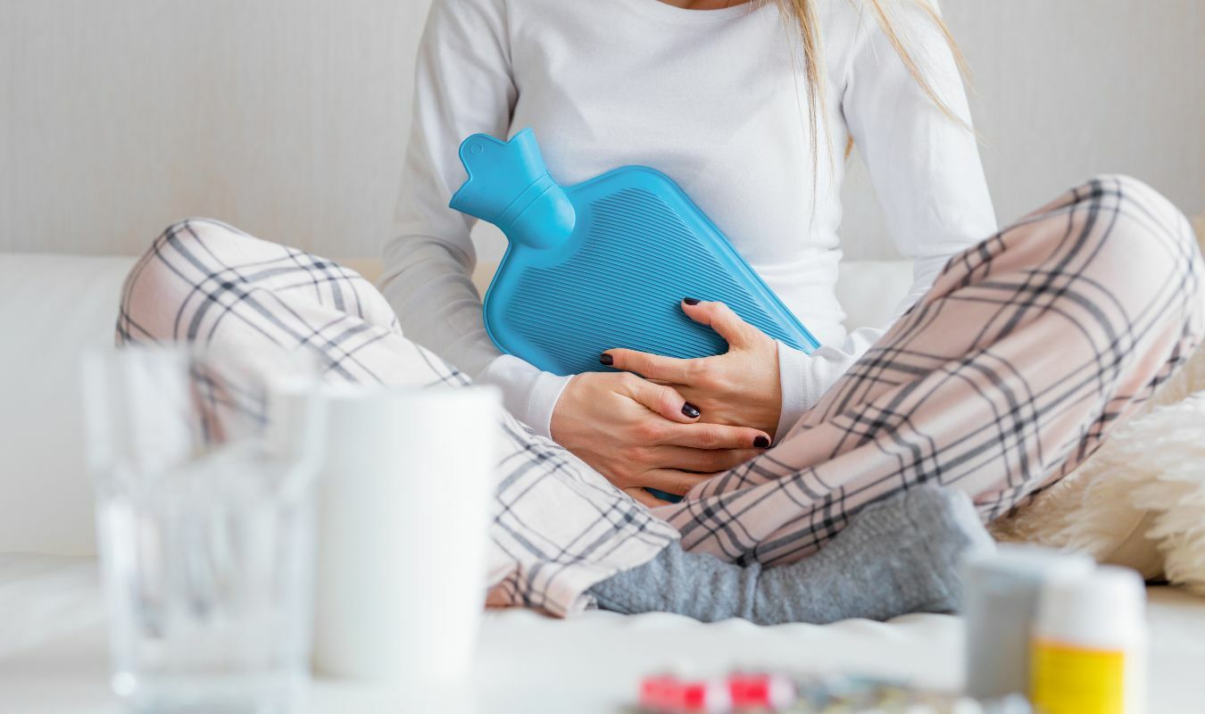 用熱水袋保暖腹部