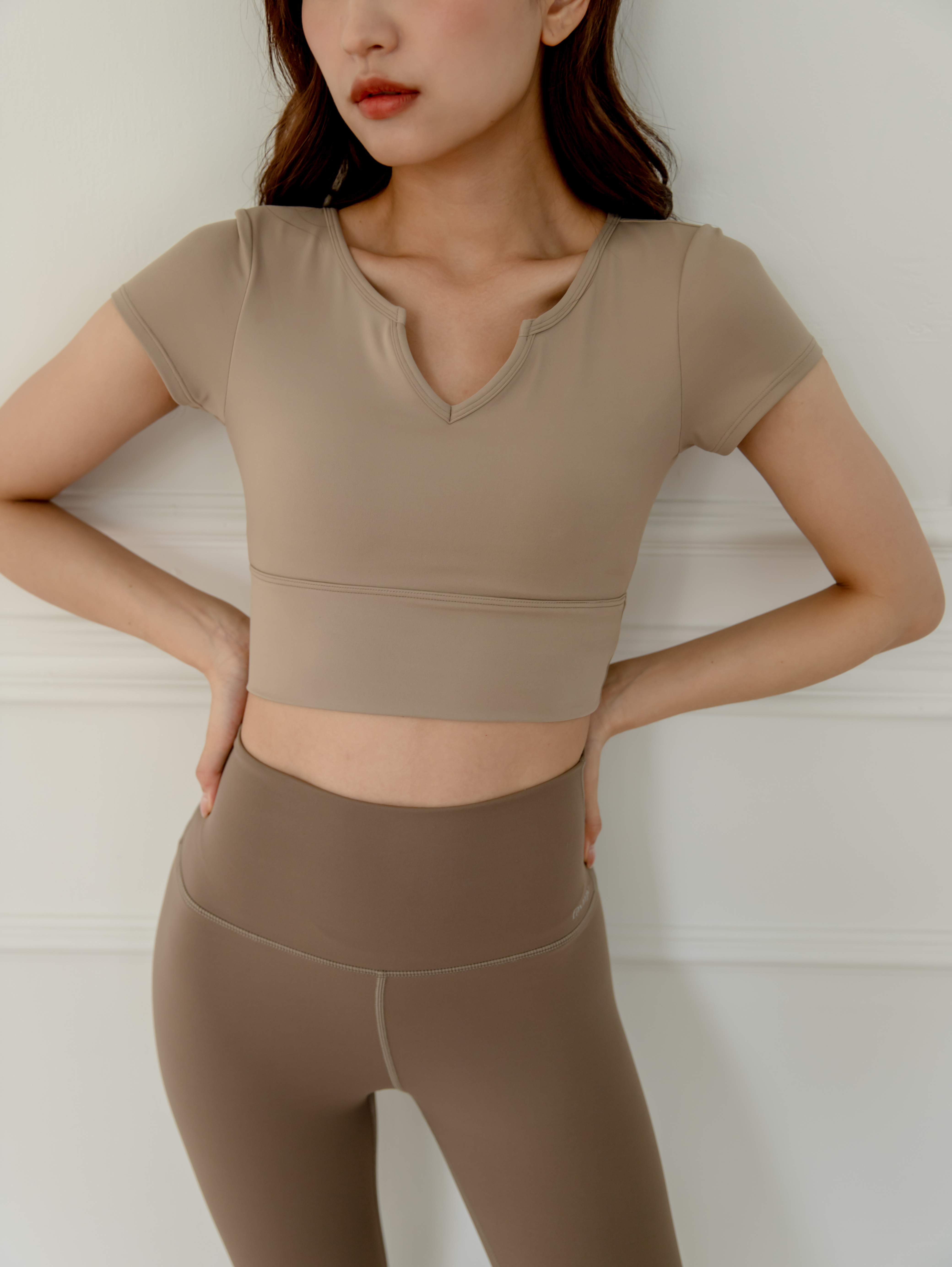 Eyes on you Crop top V領短袖內衣-卡其