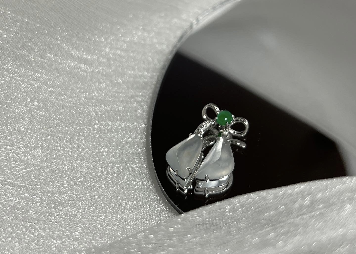 鑲嵌正玻璃種蝴蝶結墜飾