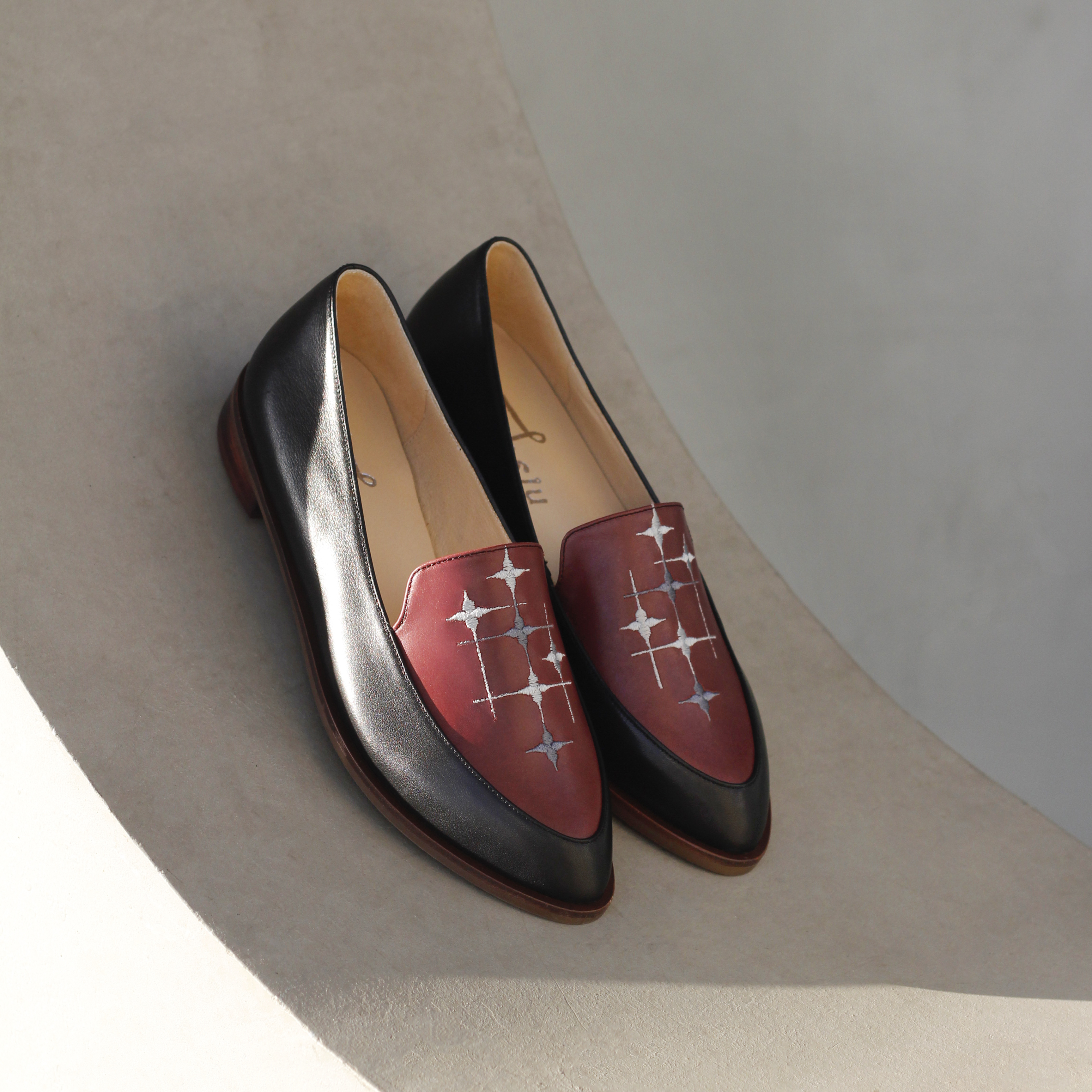 刺繡樂福鞋｜花窗邊(黑酒紅)