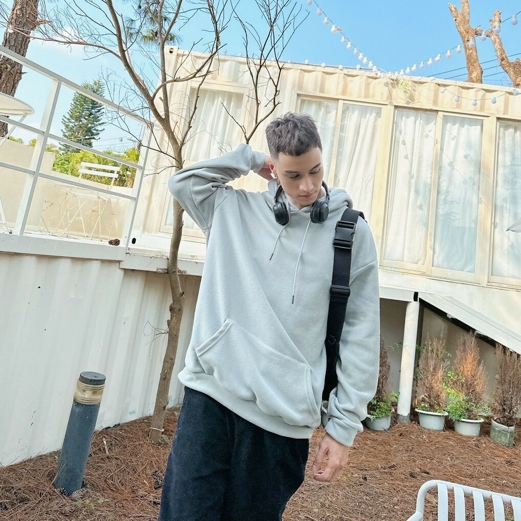 男模穿著#80204 韓版百搭素面搖粒絨帽T淺灰色