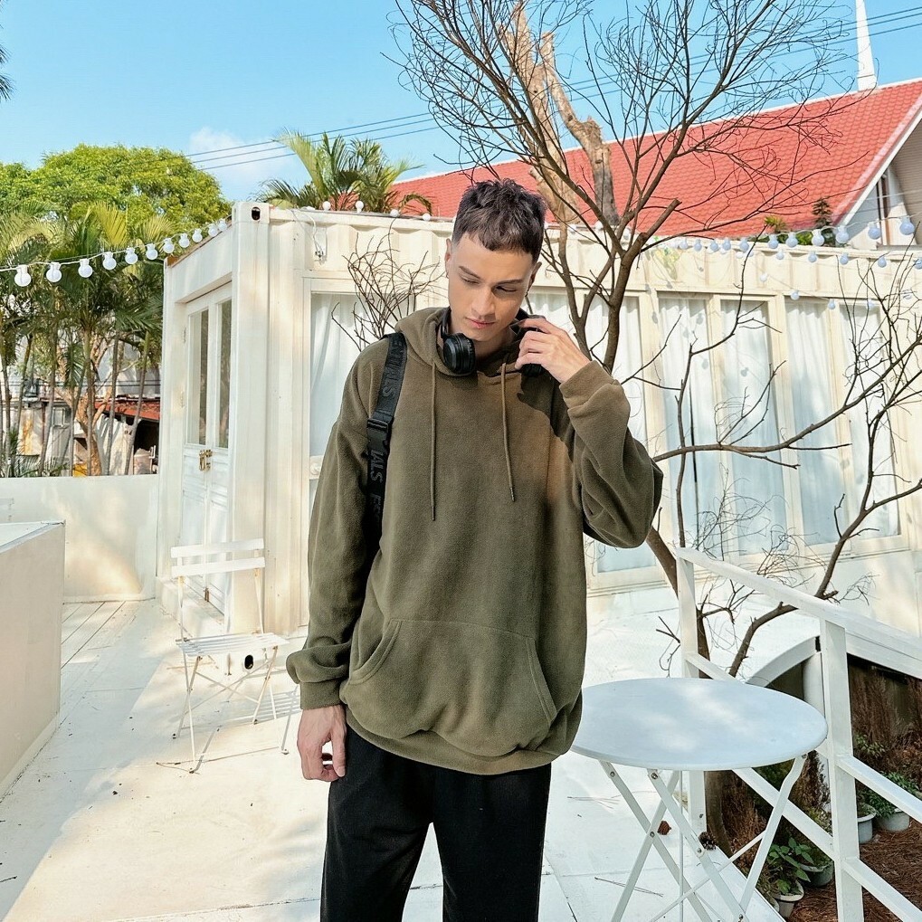 男模穿著#80204 韓版百搭素面搖粒絨帽T軍綠色