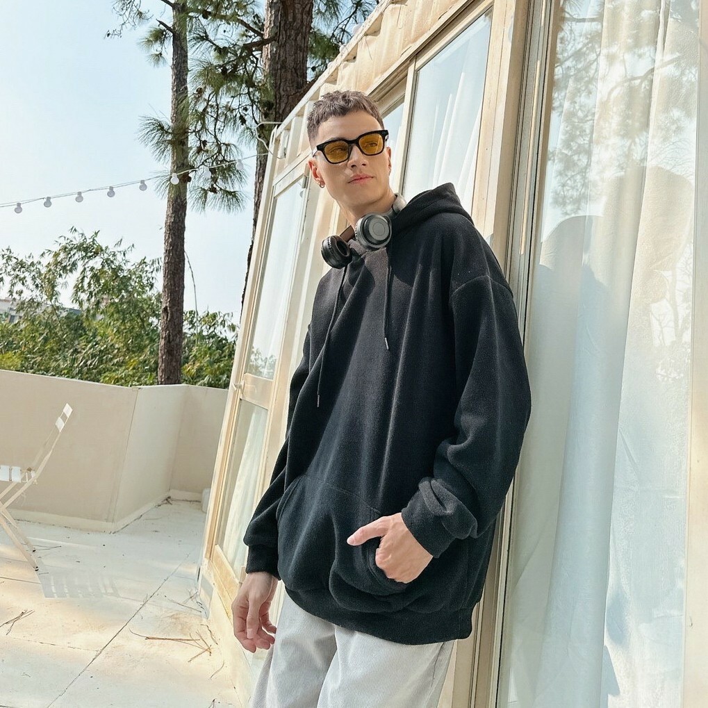 男模穿著#80204 韓版百搭素面搖粒絨帽T黑色