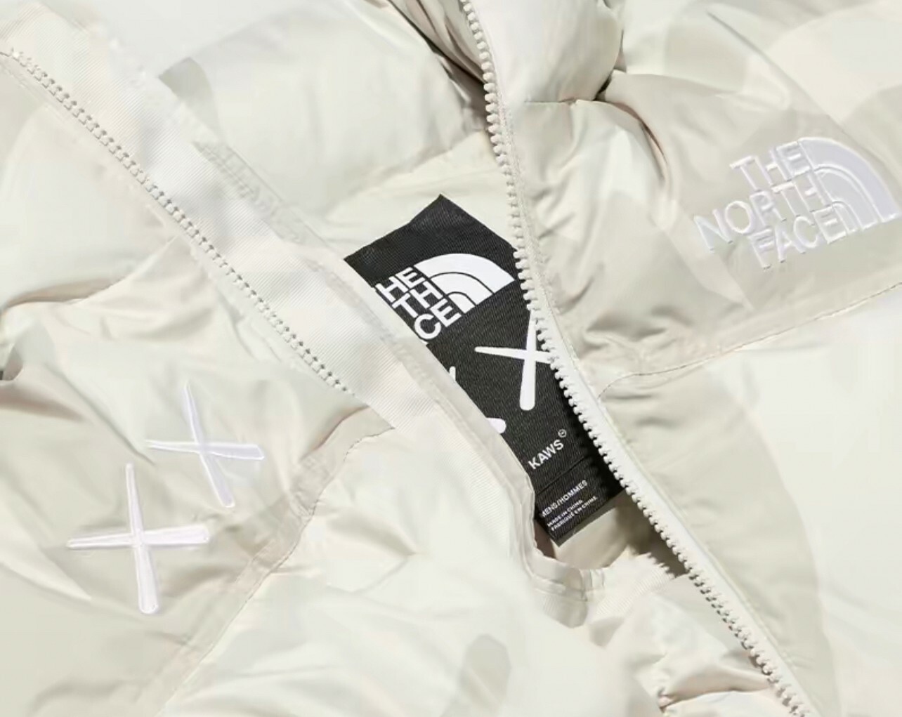 國外代購THE NORTH FACE,KAWS 白 羽絨保暖 NF0A7WLU-944