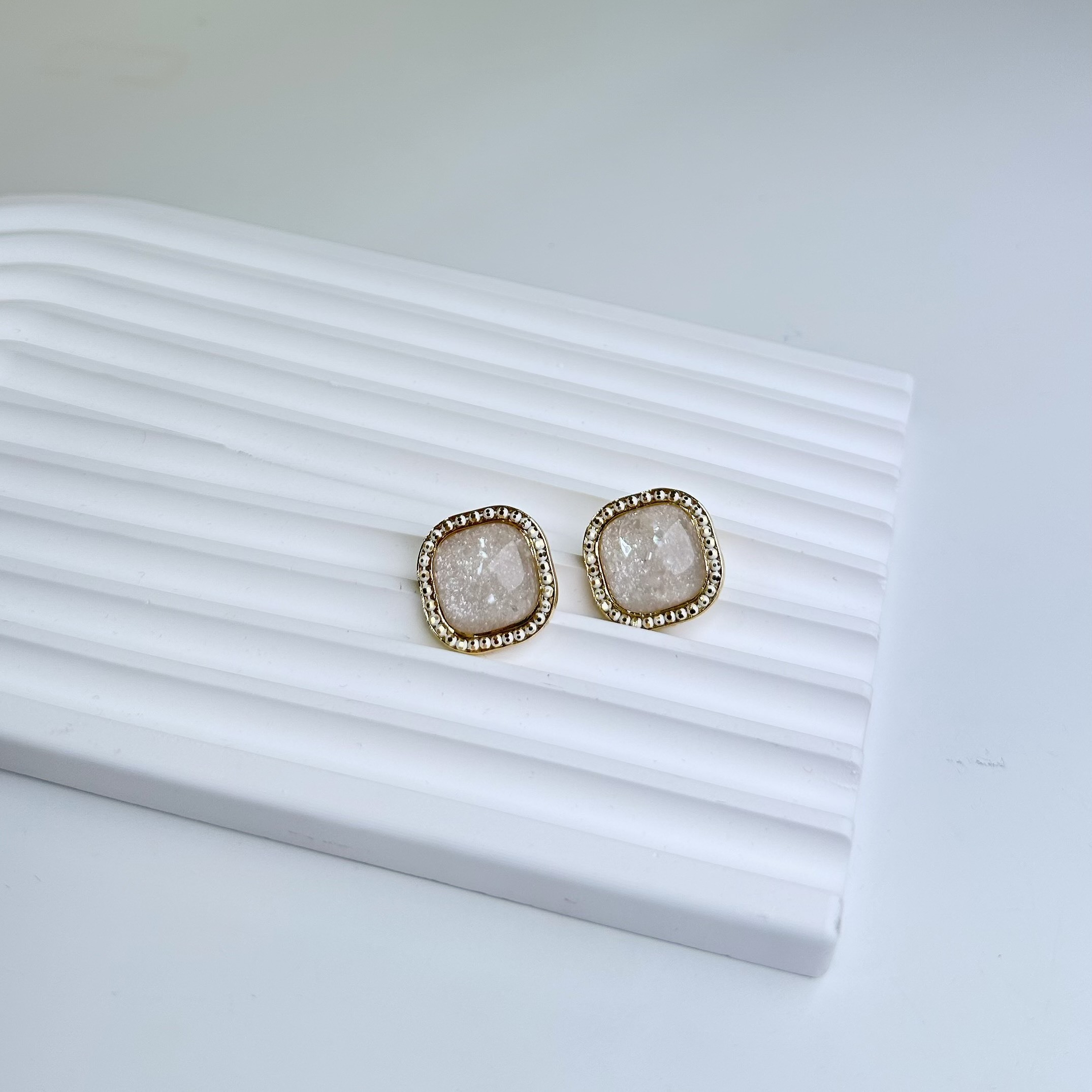 沉穩．大理石方塊耳貼