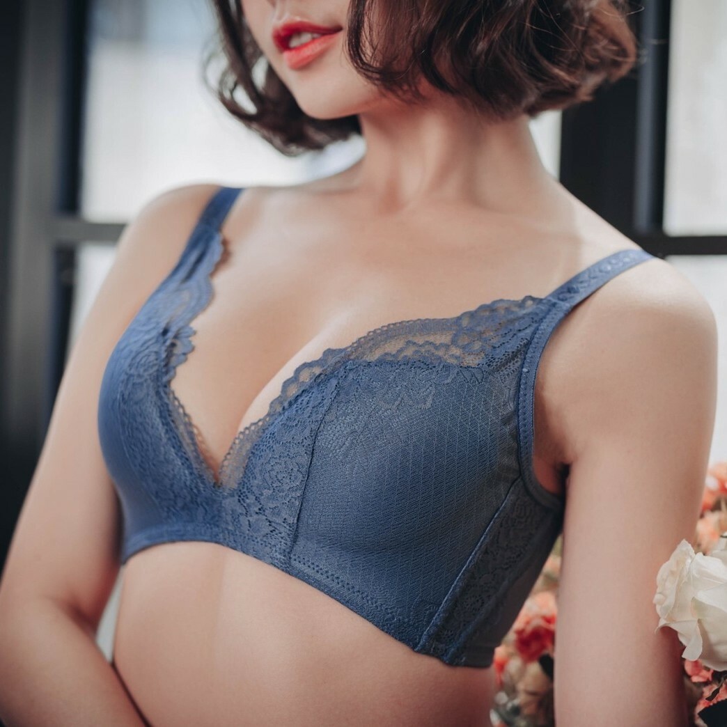 爆乳無雙。耀眼閃亮的妳。芳岑分享-聚攏收副乳無鋼圈內衣 B.C.D罩