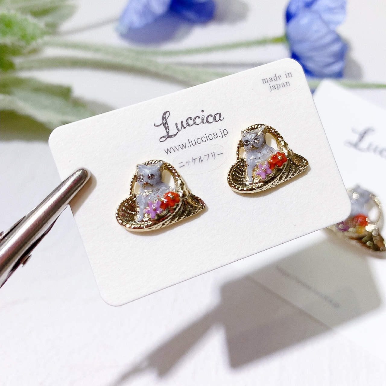 Luccica 貓與花籃耳環/心口針