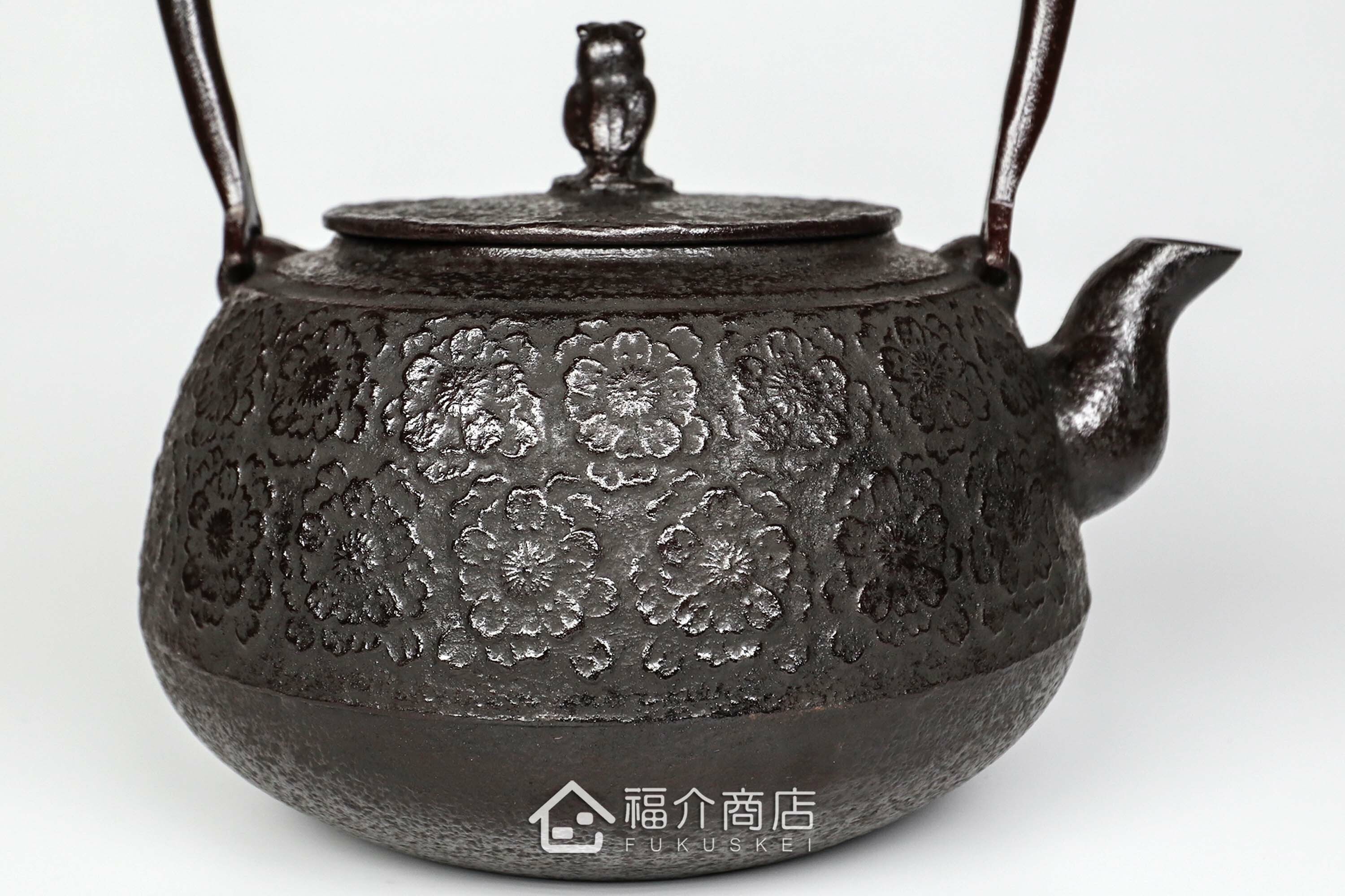 佐藤勝芳所製作的日本鐵壺,壺身設計櫻花圖紋