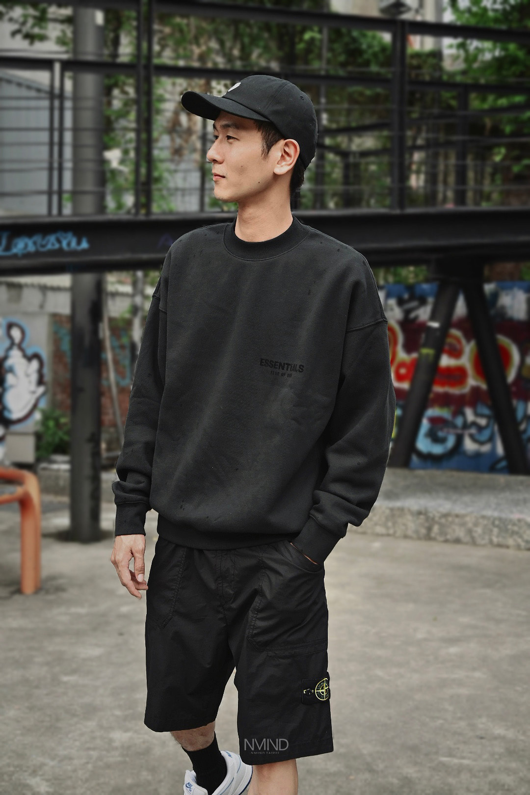 ESSENTIALS 前後毛氈標大學TEE 禮車黑