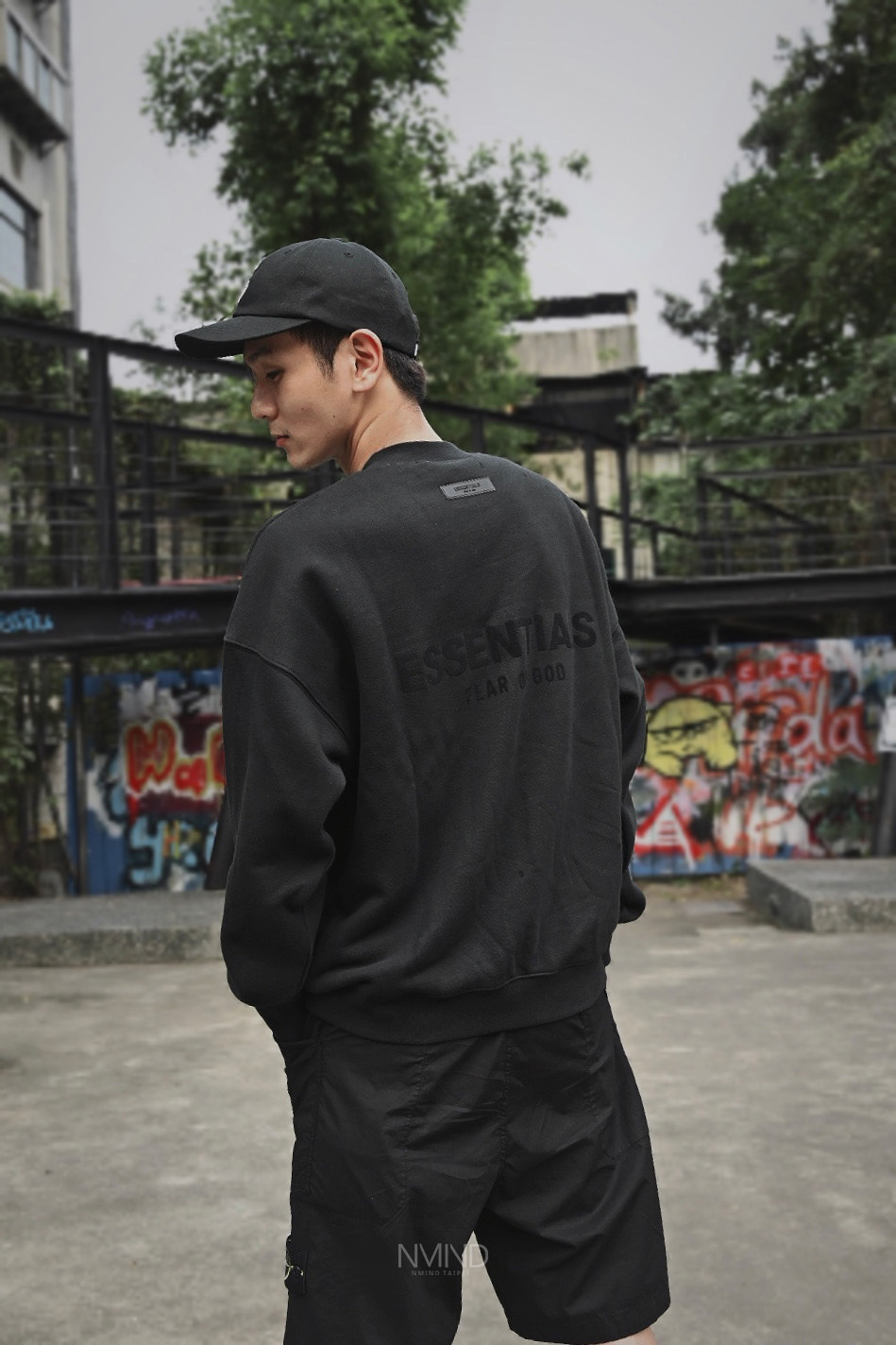 ESSENTIALS 前後毛氈標大學TEE 禮車黑