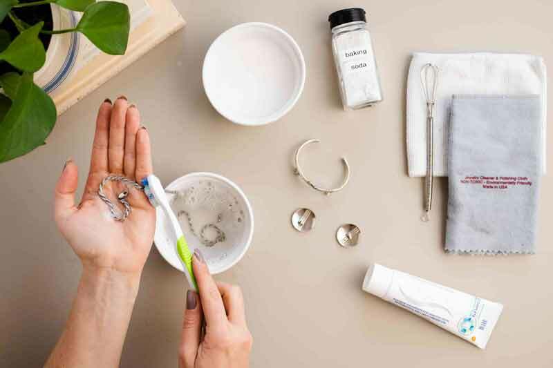 飾品氧化怎麼辦？使用牙膏清潔銀飾品