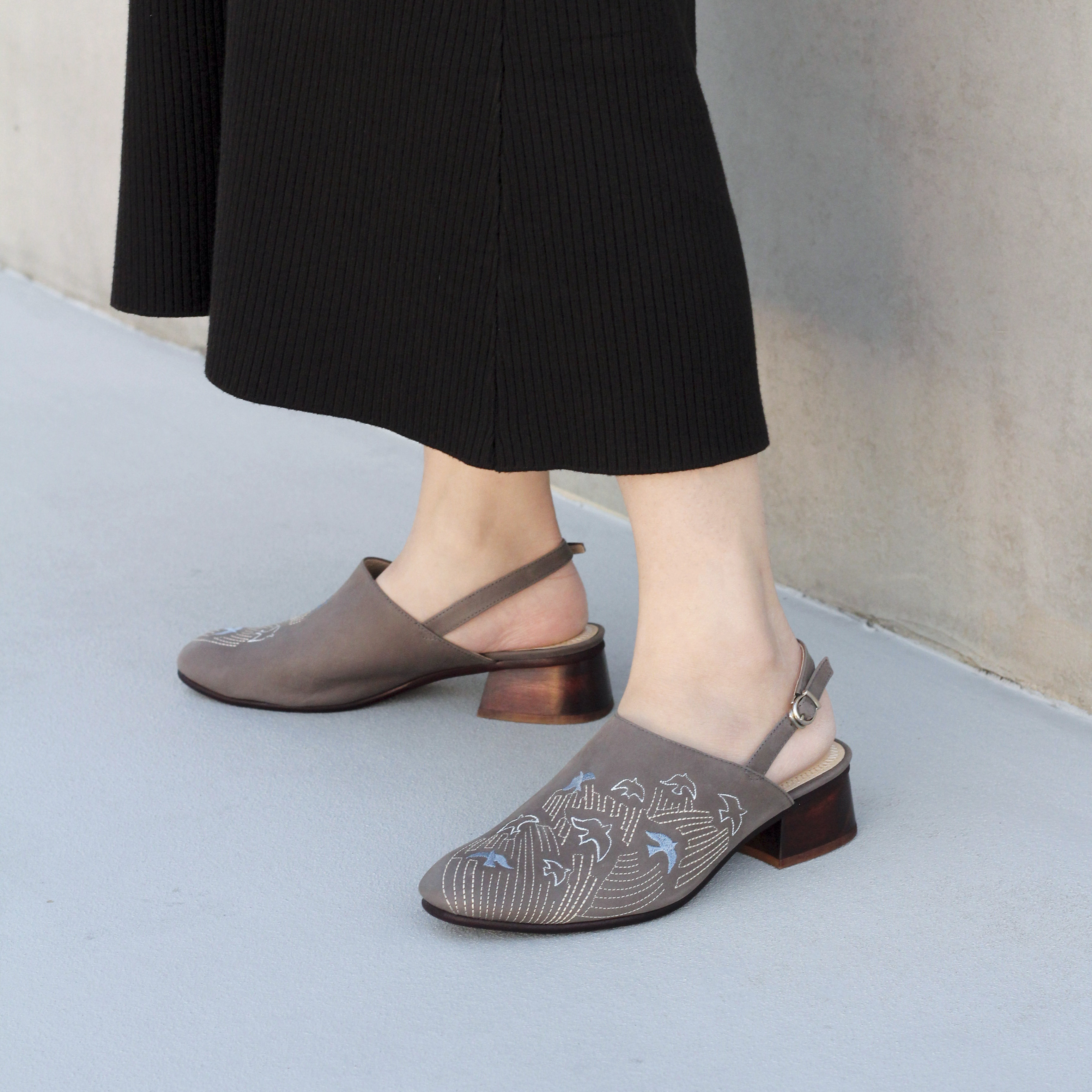 刺繡木跟穆勒鞋｜自由飛翔(優雅灰)
