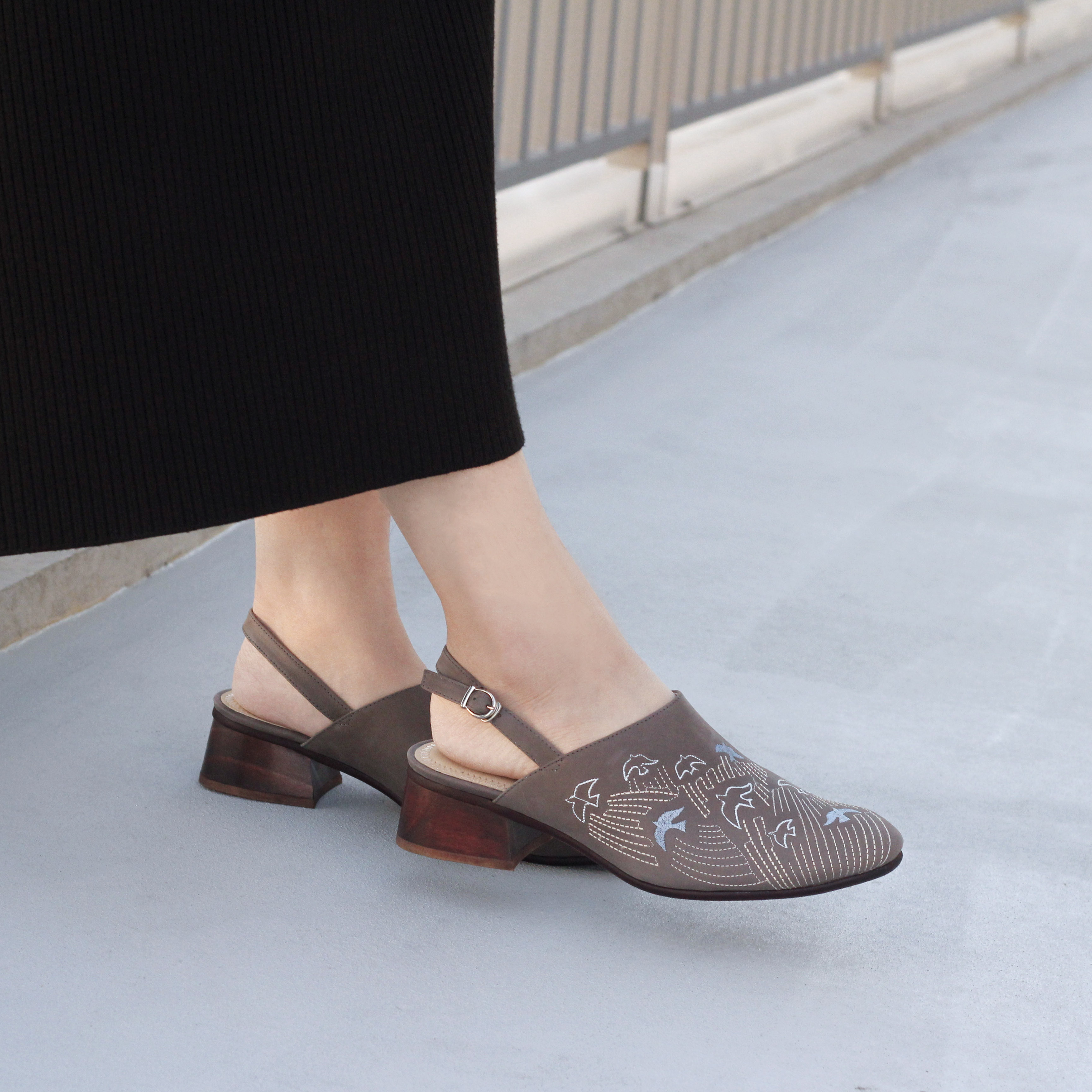 刺繡木跟穆勒鞋｜自由飛翔(優雅灰)