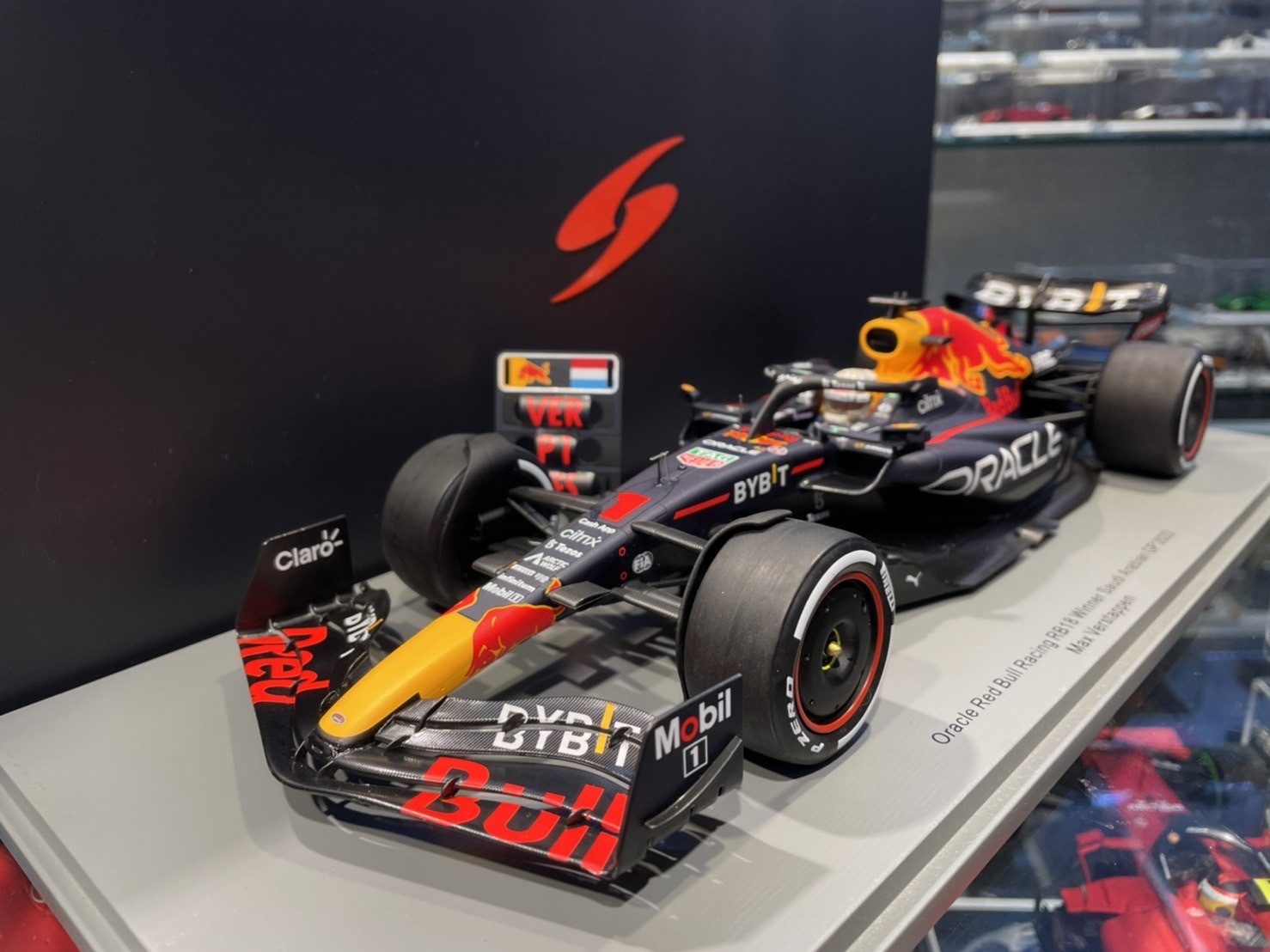 Oracle Red Bull Racing Shop: 1:24 Oracle Red Bull Racing RB18