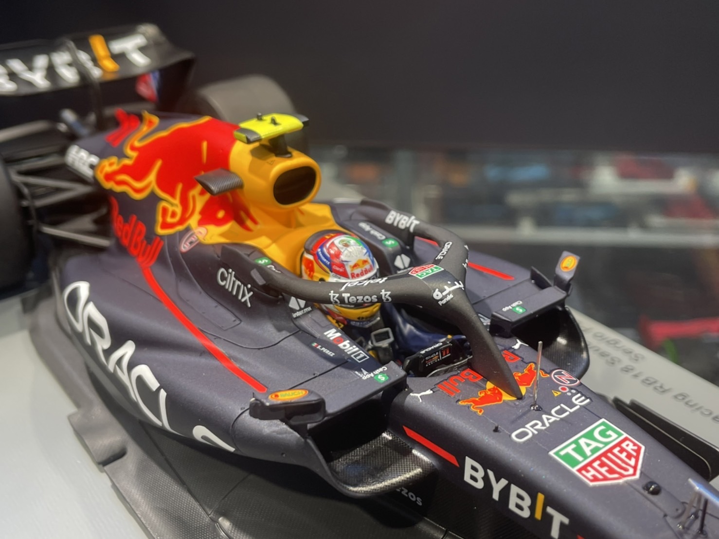 Spark 18S755 Oracle RedBull RB18 #11 Saudi Arabian 1/18
