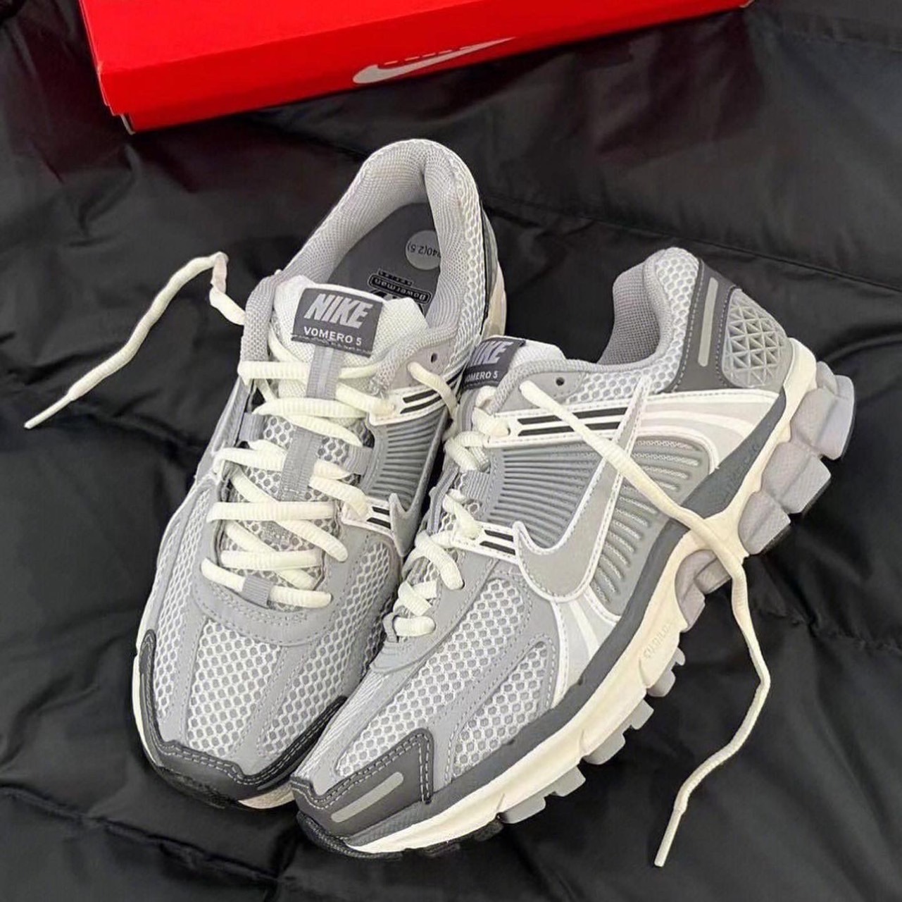 NIKE Zoom Vomero 5 防滑耐磨慢跑鞋