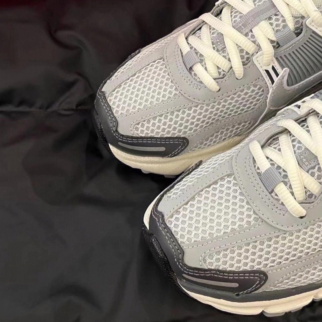 NIKE Zoom Vomero 5 防滑耐磨慢跑鞋