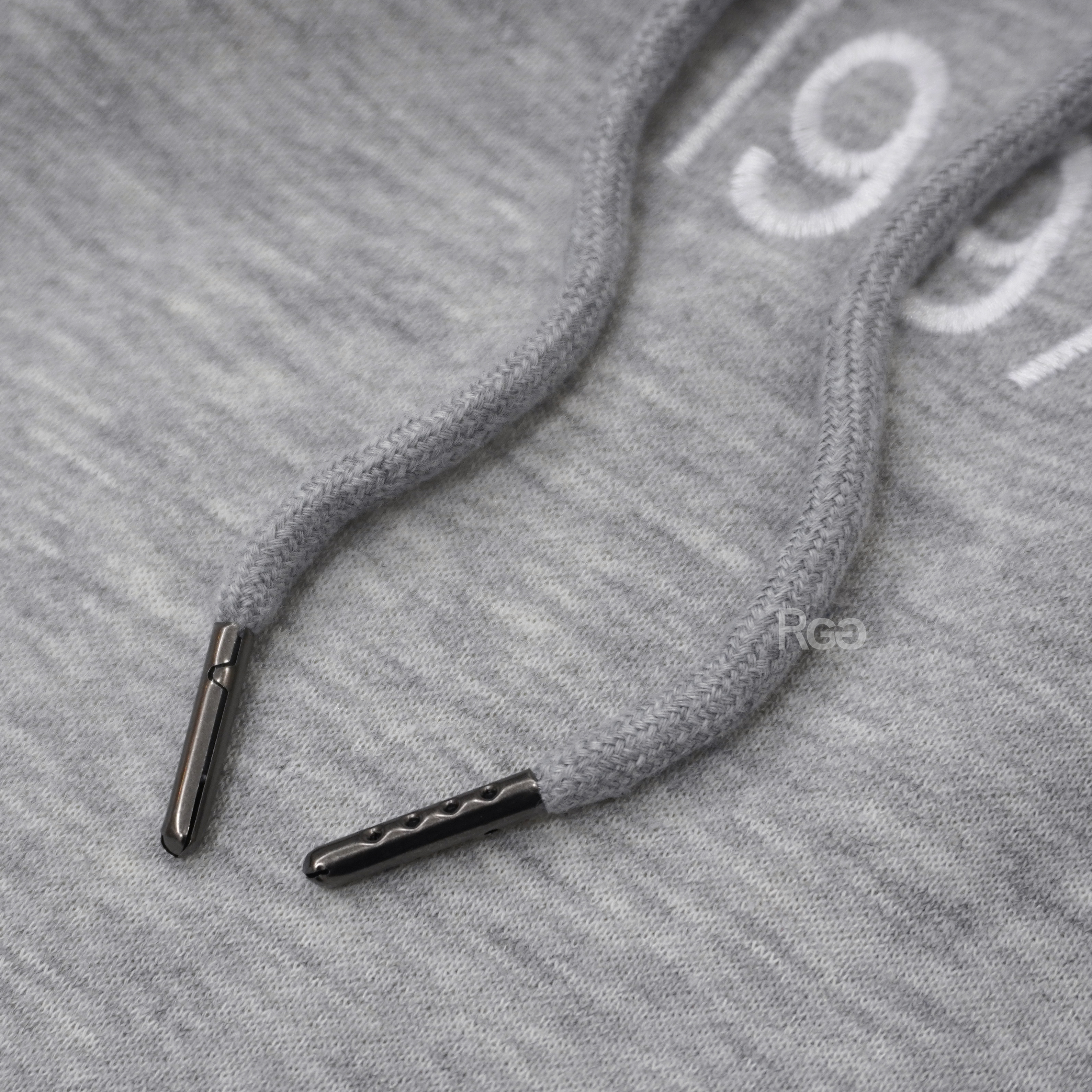 厚磅內刷毛刺繡 New York 帽T淺灰色抽繩細節照