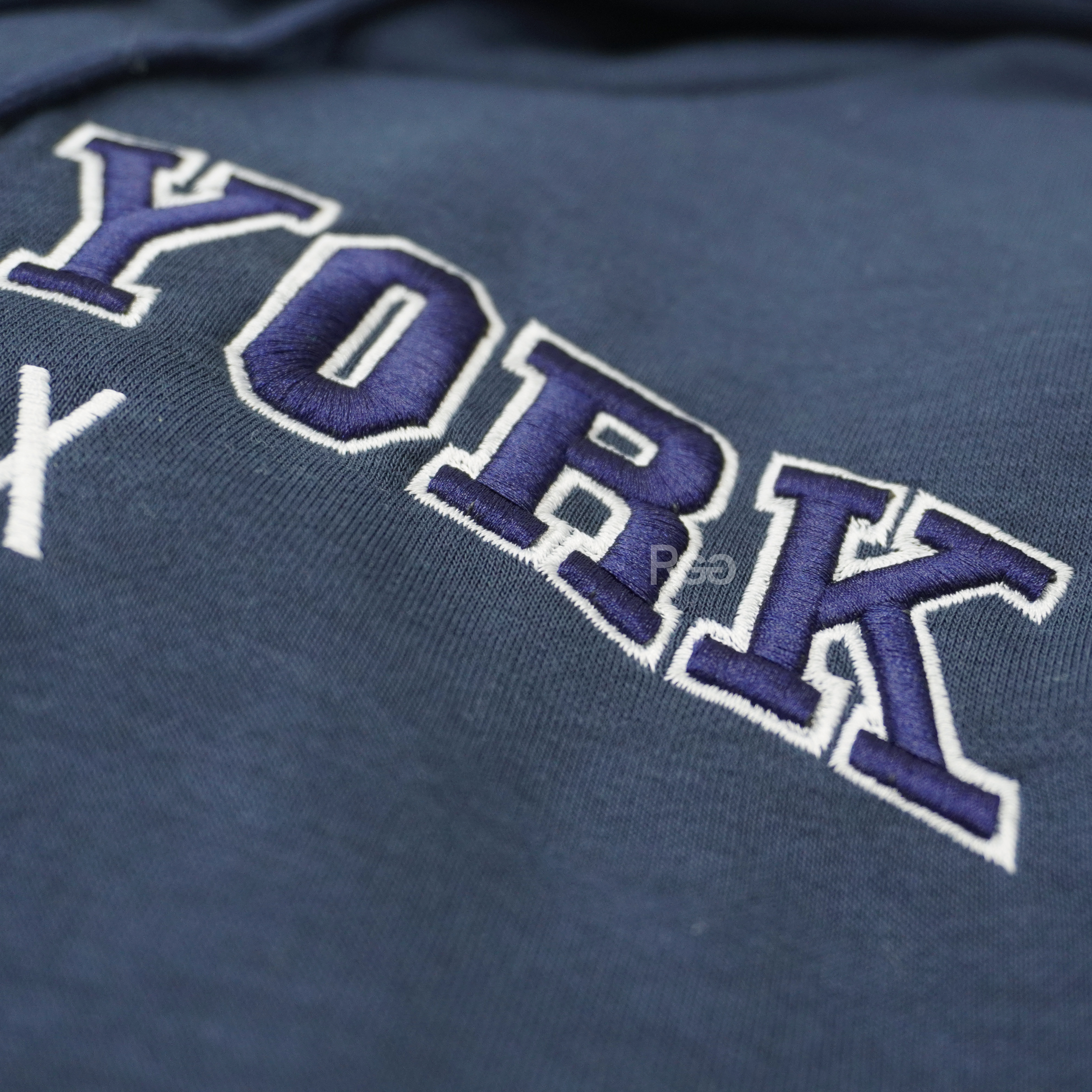 厚磅內刷毛刺繡 New York 帽T深藍色細節照