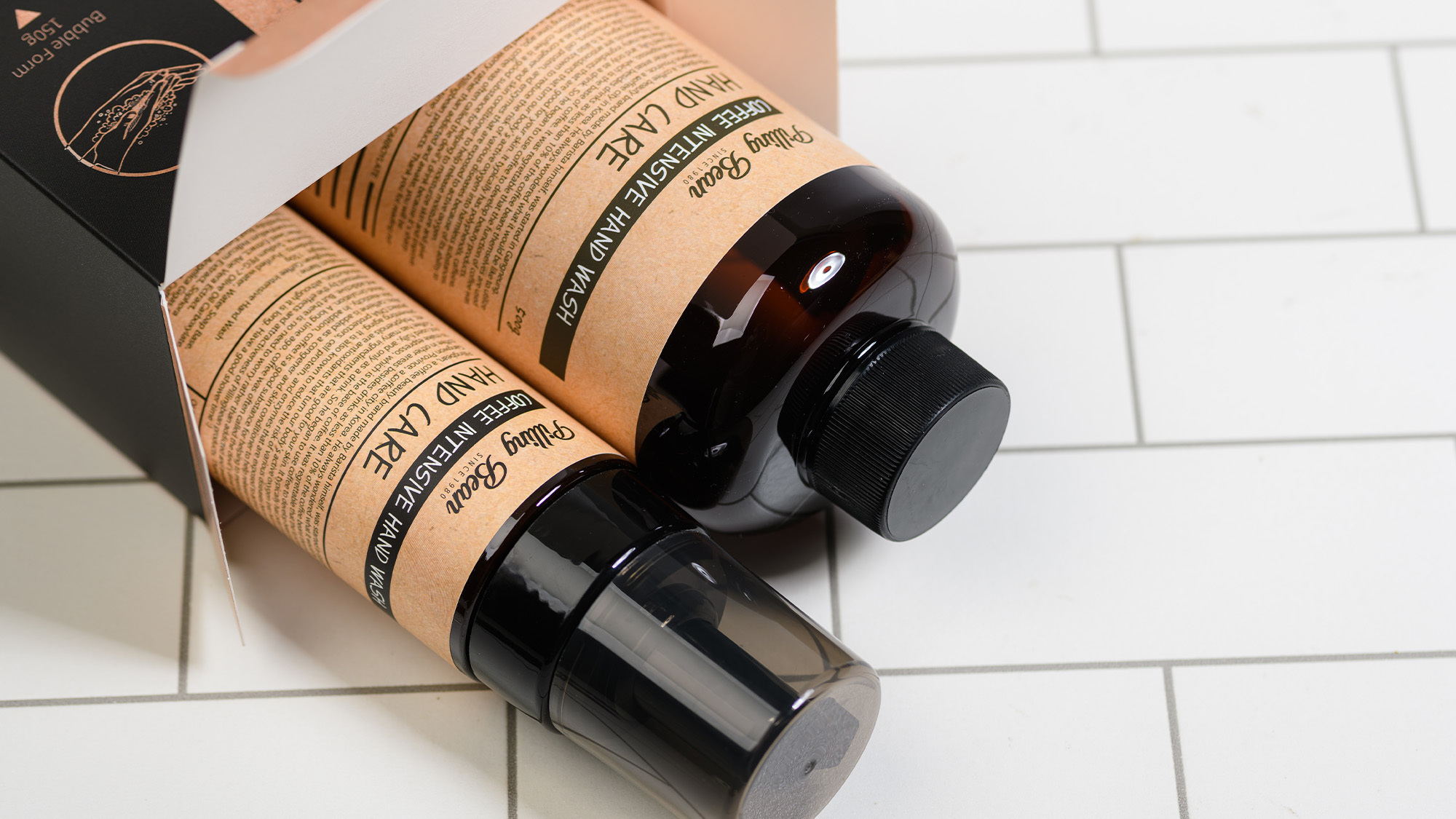 PILLING BEAN 雲朵潔手幕斯 適合 : 所有膚質 無色無味，溫和清潔柔敏肌膚，如雲朵般鬆軟質地，細緻綿滑深入清潔手部肌膚，添加咖啡萃取物及植物成分，如蘆薈、苦參根、洋甘菊、當歸根和艾草提取物，溫和補充肌膚滋養，用後舒爽不澀，乾淨透亮。