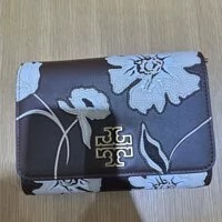 [S] TORY BURCH BRITTEN FLORAL CHAIN WALLET,COLD BREW/NEW CREAM, 139574-200 (STB339)