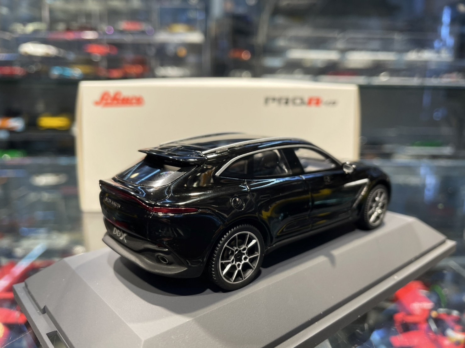 Aston Martin DBX green (Schuco) 1:43
