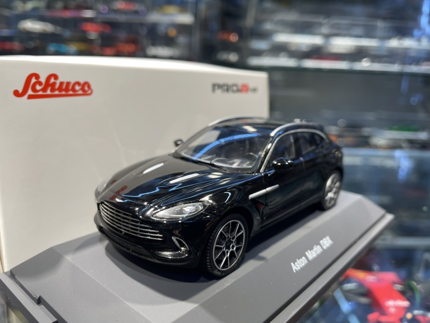 Schuco 450926000 Aston Martin DBX Black 1/43 (Resin)