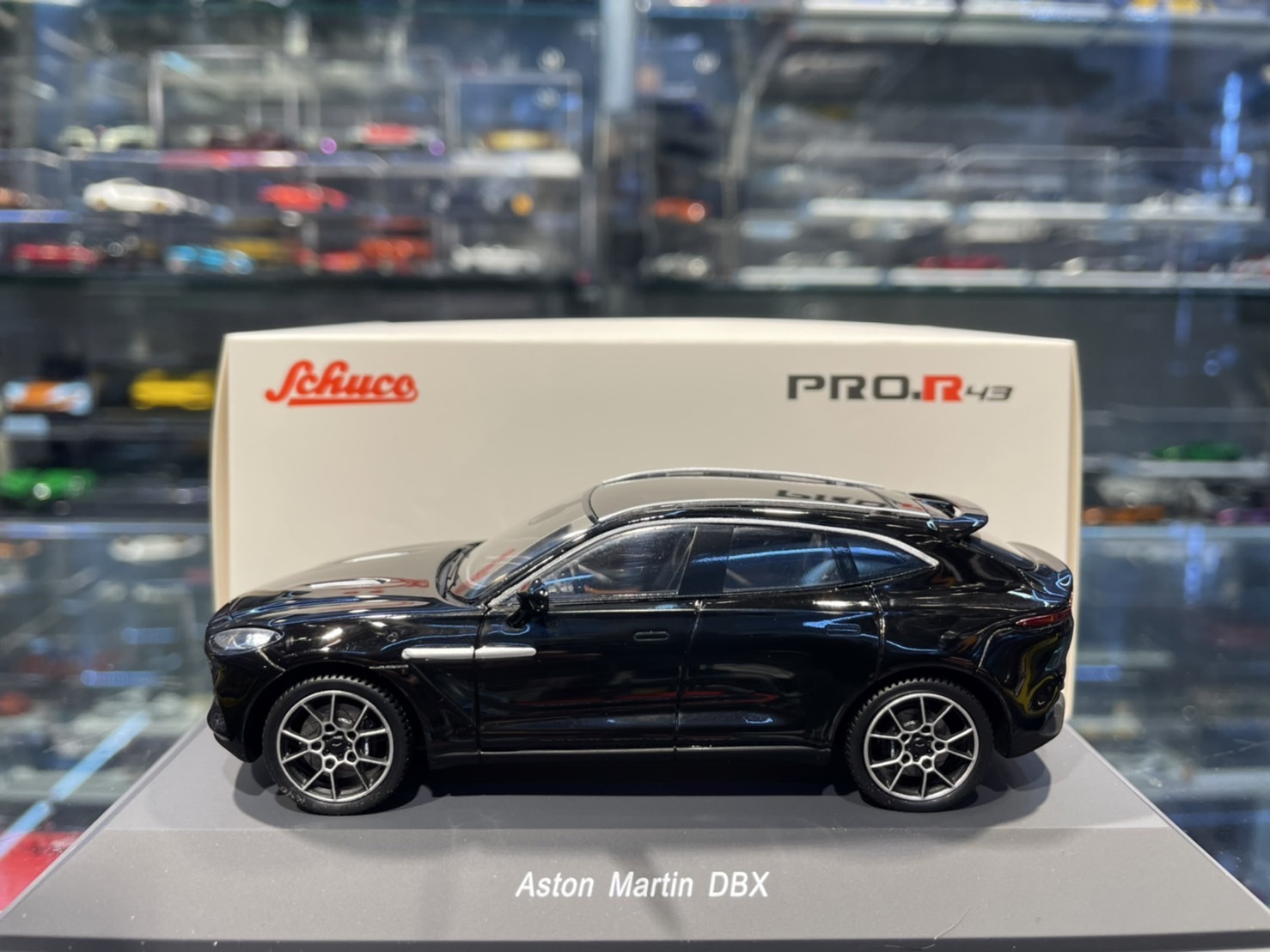 Modèle Réduit 1:43 SCHUCO Aston Martin DBX 2019 Noir - Miniature De Collection - Neuf Sous Emballage