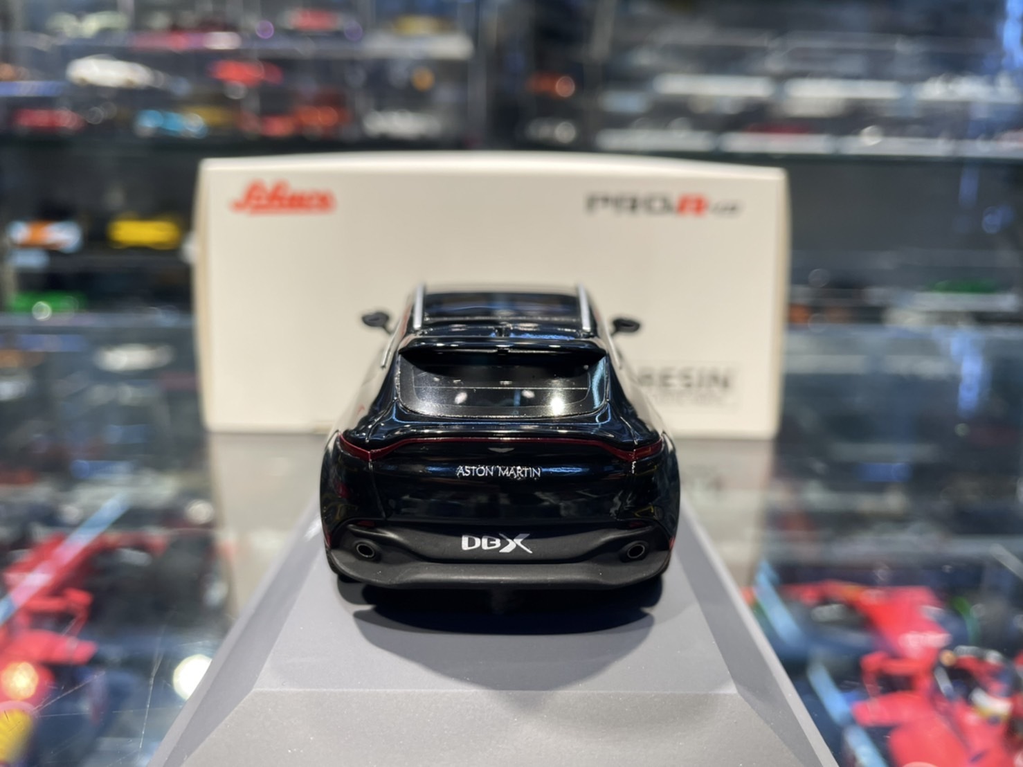 Modèle Aston Martin DBX 2019 Noir 1:43 Par Schuco - Superbe Reproduction Miniature