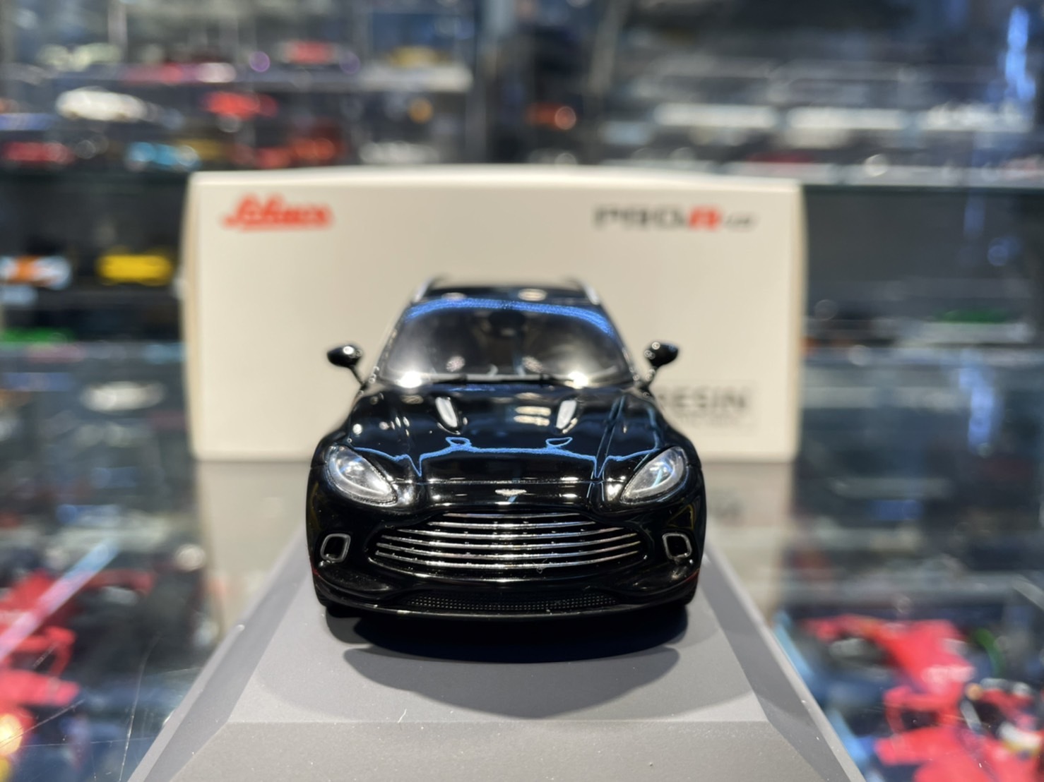 Schuco 450926000 Aston Martin DBX Black 1/43 (Resin)