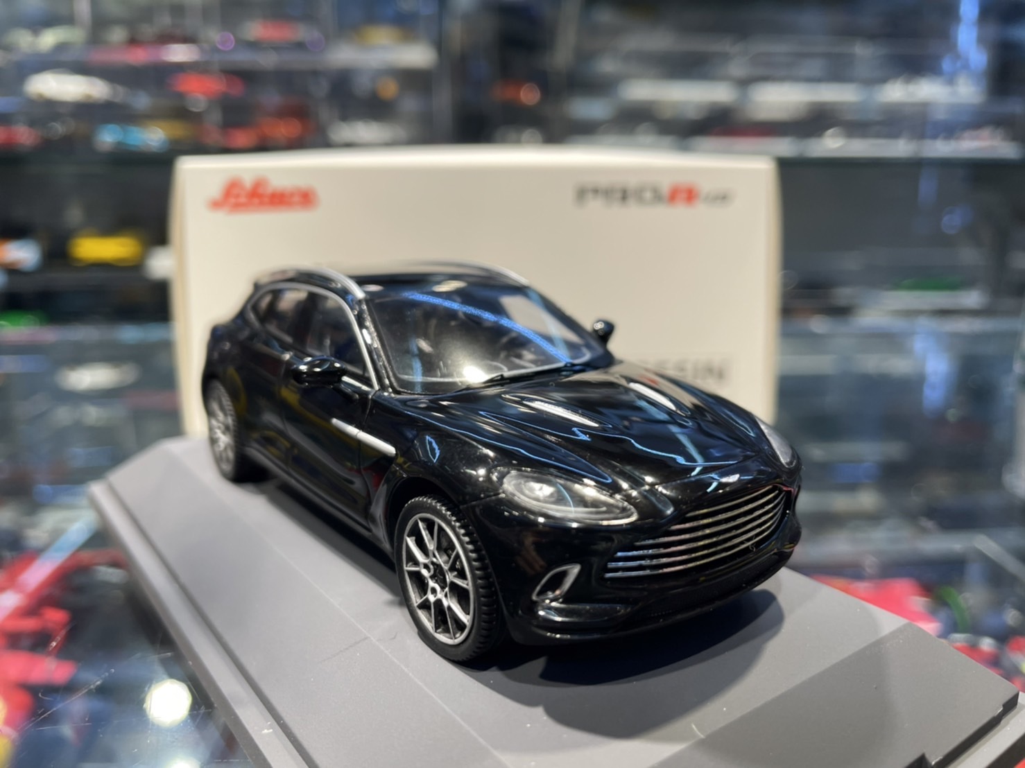 Aston Martin DBX 2020 Noir Jet 1/43 Schuco 450926000