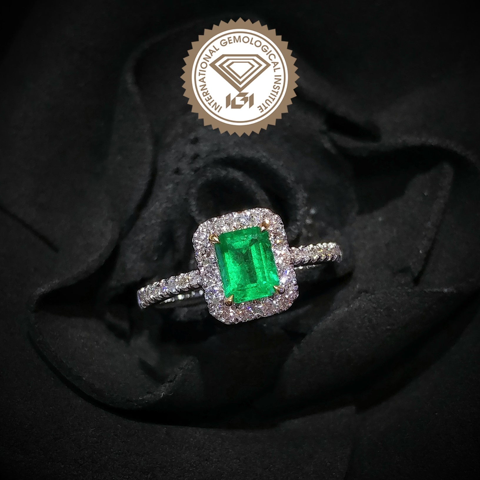 18K Gold 0.54ct Emerald and Diamond Ring