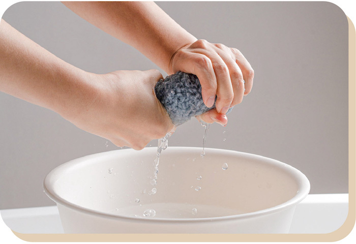 毛巾吸飽水扭乾示意