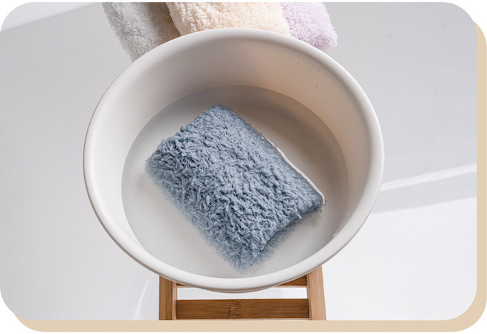 巾朵雲毛巾吸飽水示意