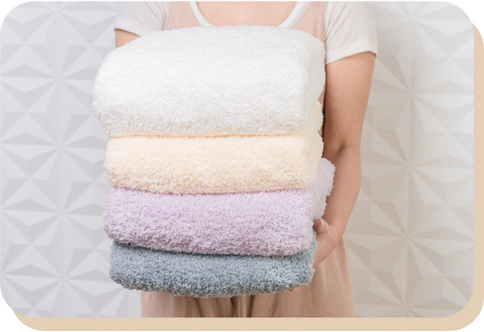 懷抱巾朵雲毛巾示意