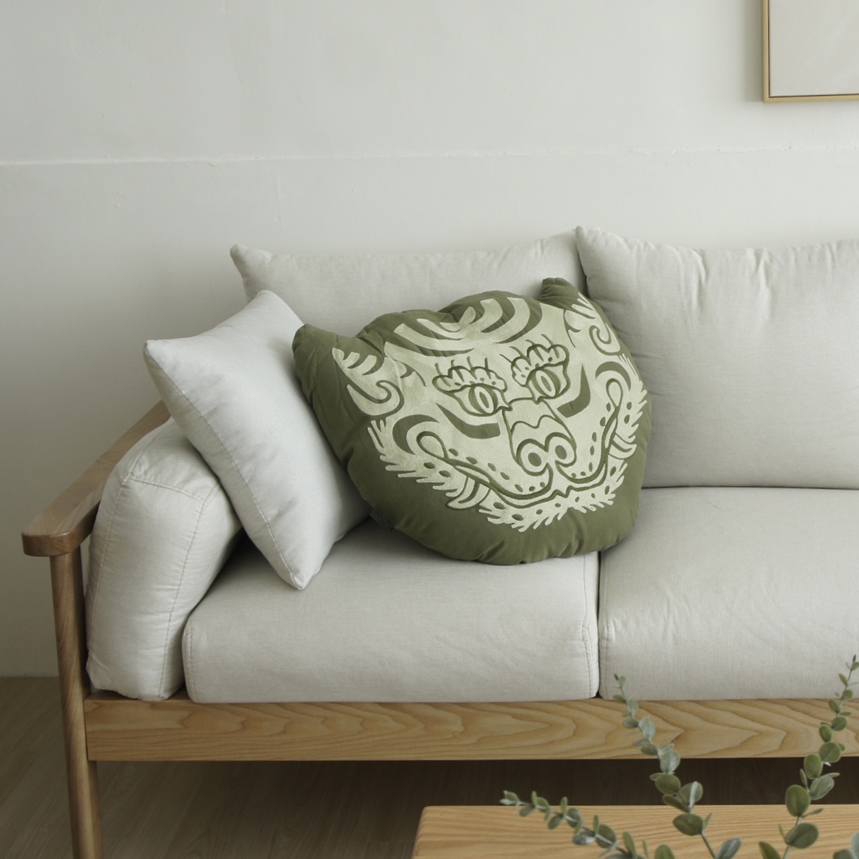 RAW EMOTIONS 西藏虎頭抱枕 橄欖綠