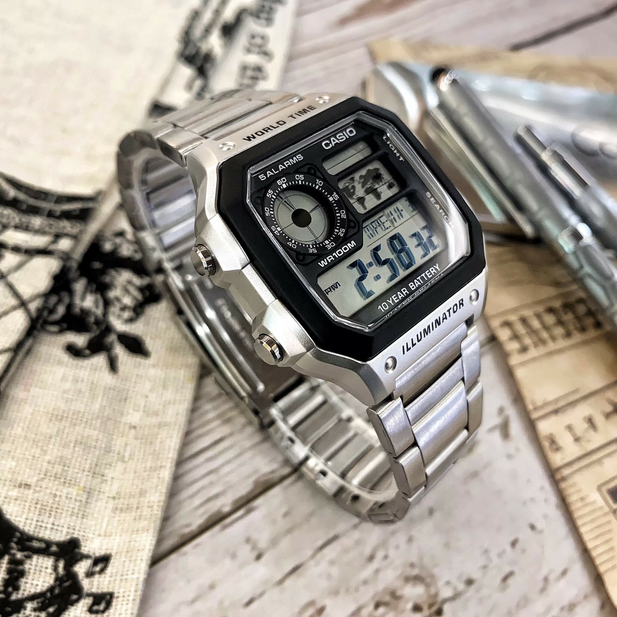 【CASIO 卡西歐】十年電力方形不鏽鋼世界地圖電子錶 AE-1200WHD-1A 現代鐘錶