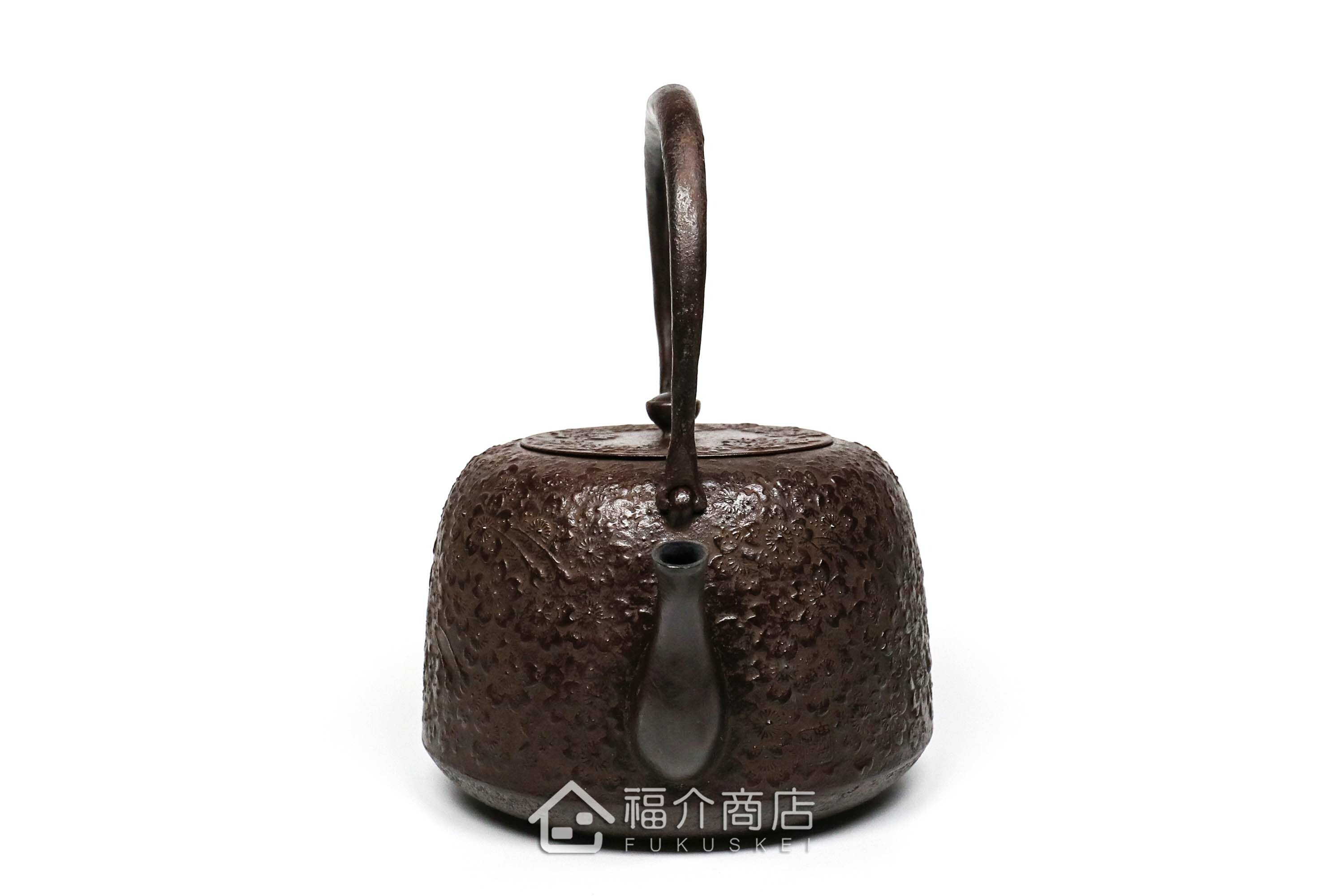 佐藤勝久所製作的日本鐵壺,壺身設計櫻花圖紋