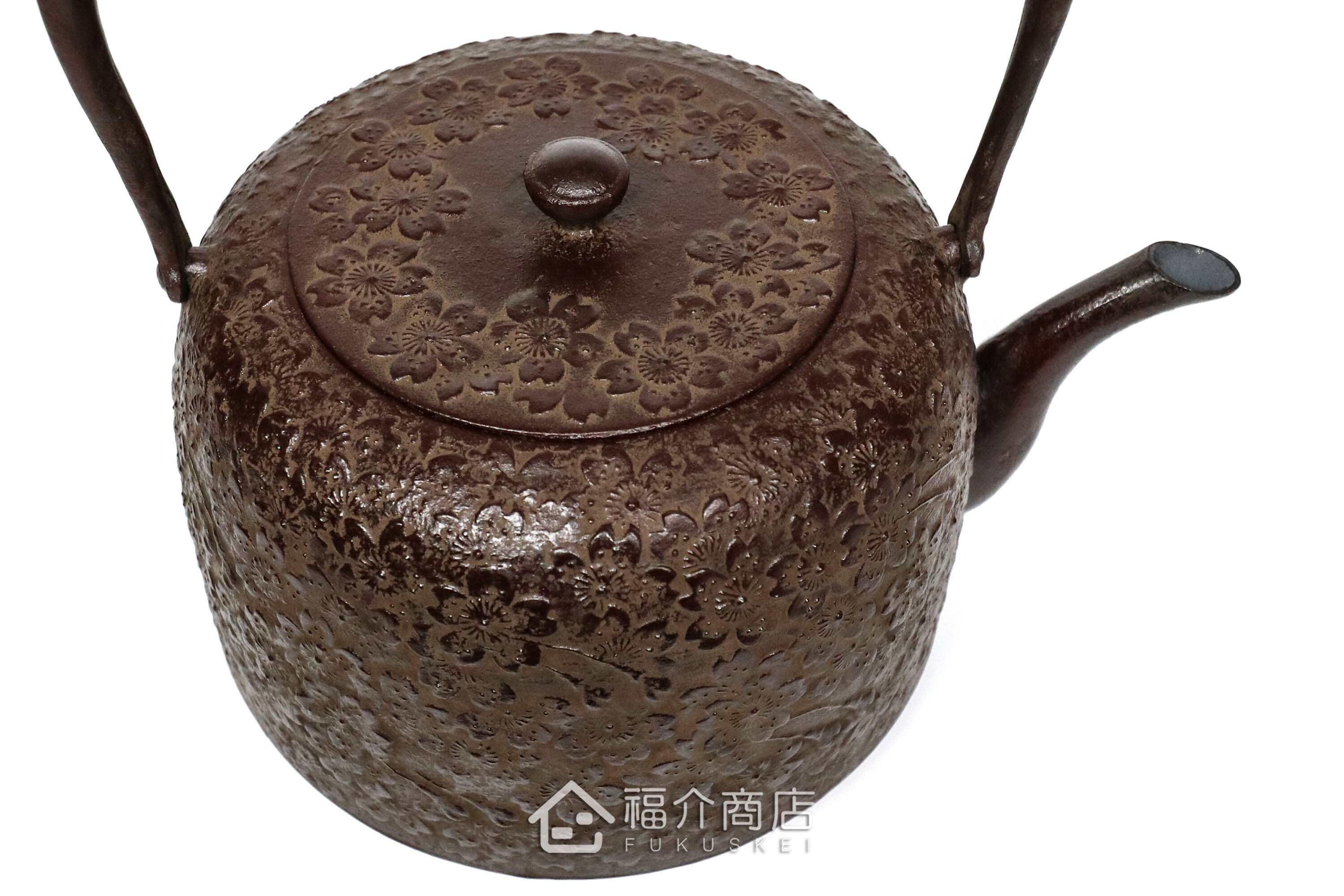 佐藤勝久所製作的日本鐵壺,壺身設計櫻花圖紋